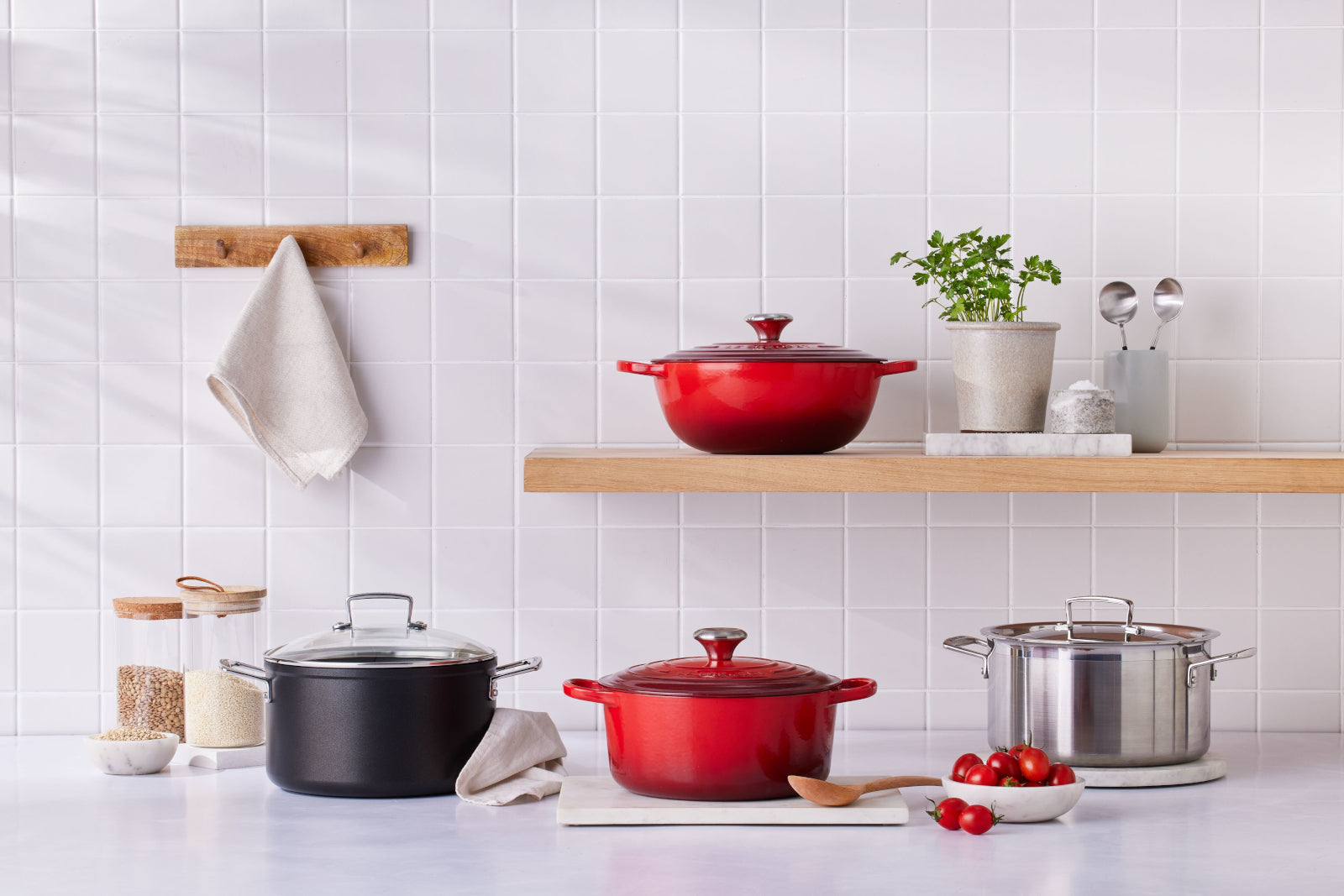 Le Creuset Gourmet-Bräter Signature rund kirschrot 24cm Lifestyle 1