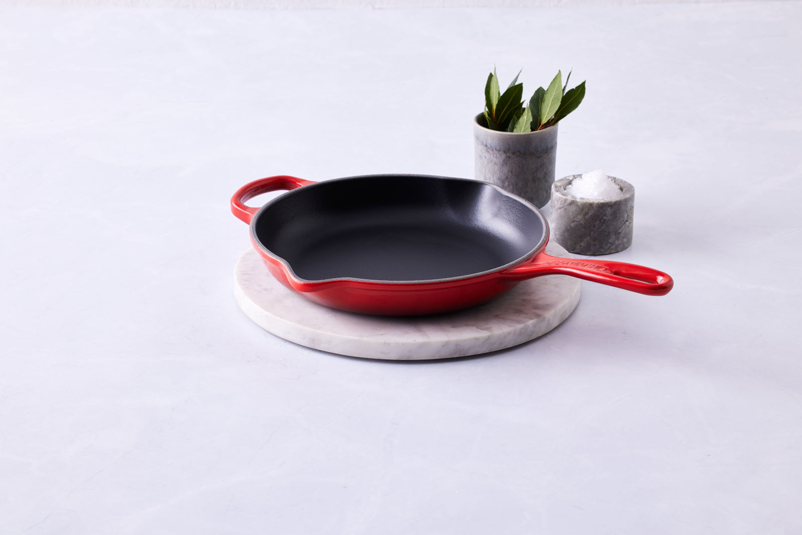 Le Creuset Brat- und Servierpfanne Signature kirschrot 26 cm Lifestyle 2