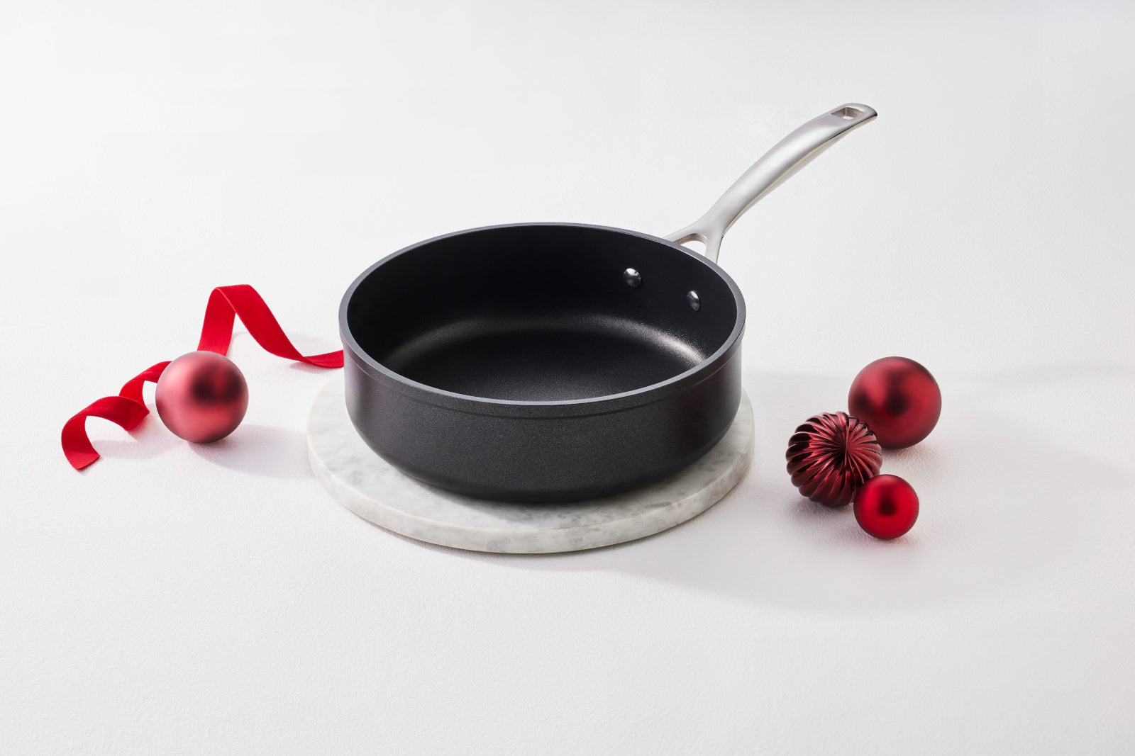 Le Creuset Aluminium-Antihaft Sautépfanne rund schwarz 24cm Lifestyle 1