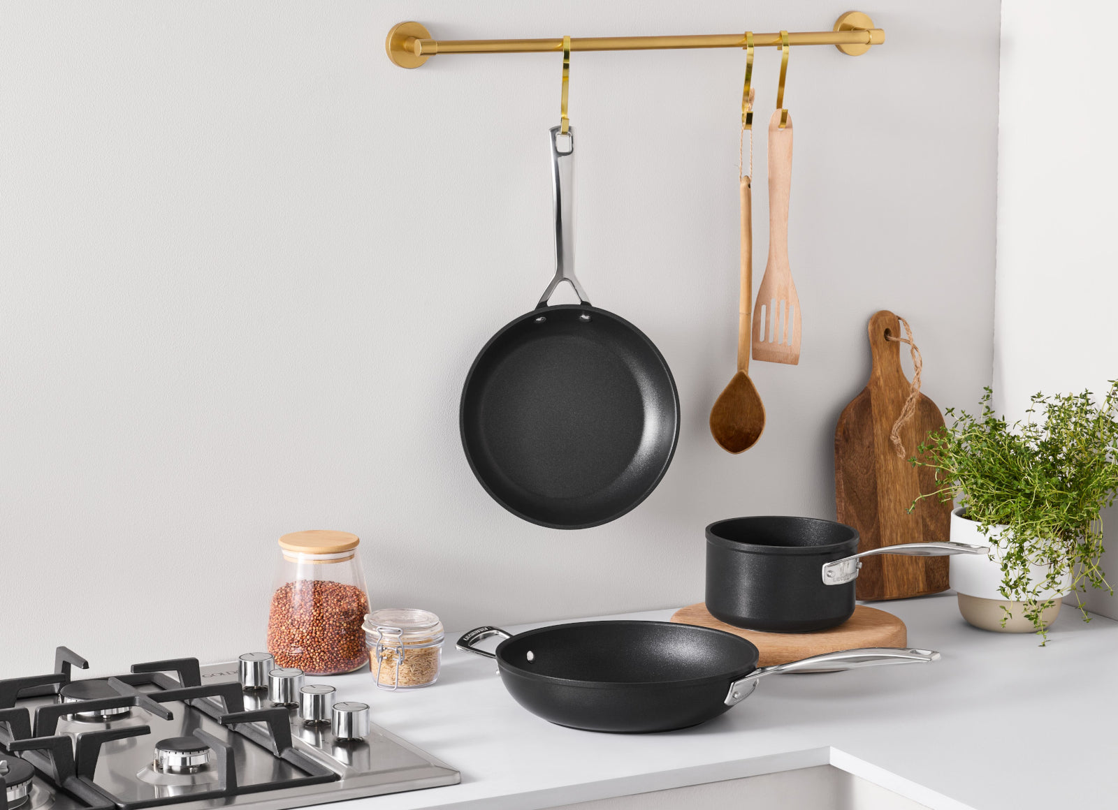 Le Creuset Aluminium-Antihaft Stielkasserolle rund schwarz 18cm Lifestyle 2