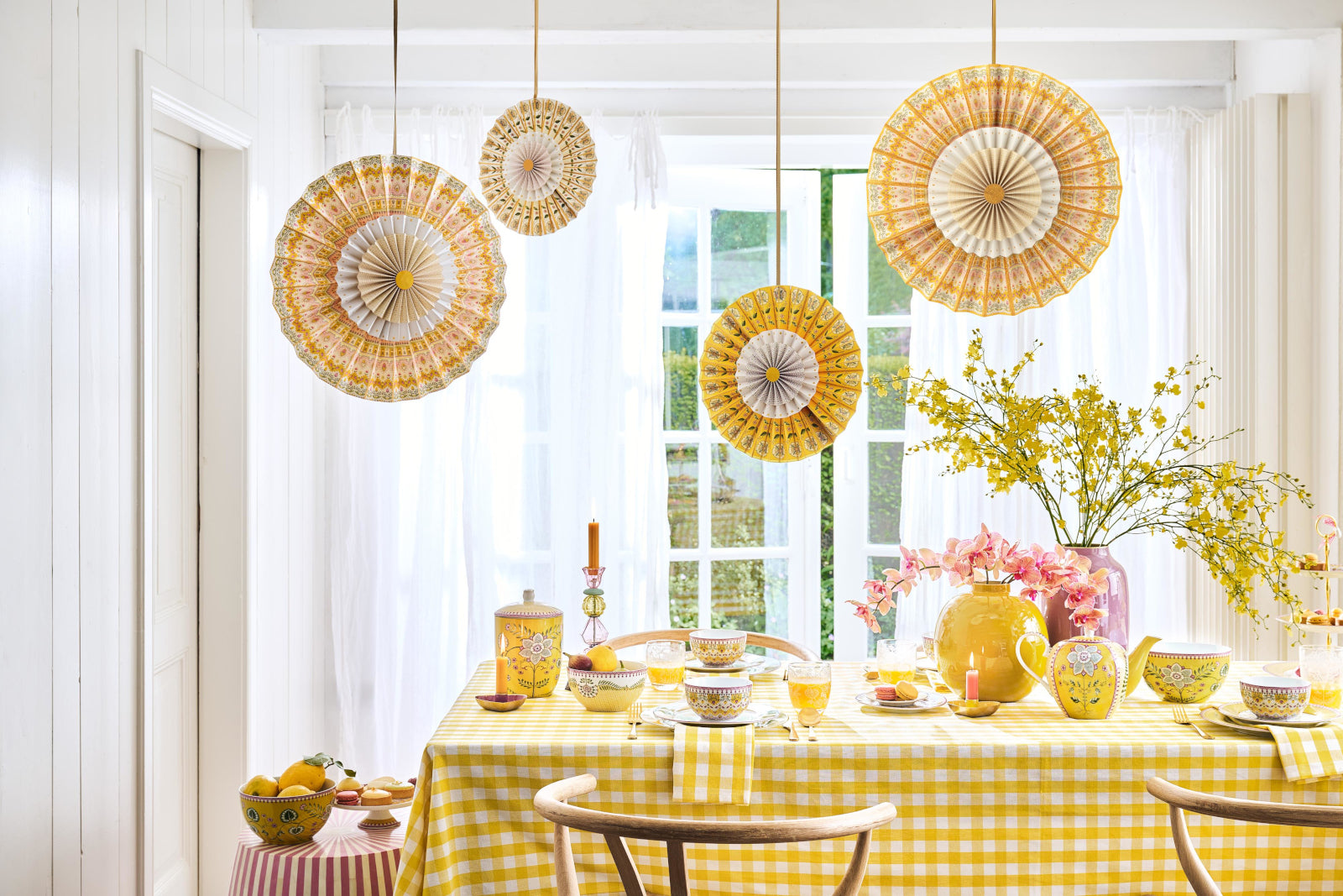 PIP STUDIO Lily&Lotus Moon Delight Yellow mini Kuchenplatte 21cm Lifestyle2