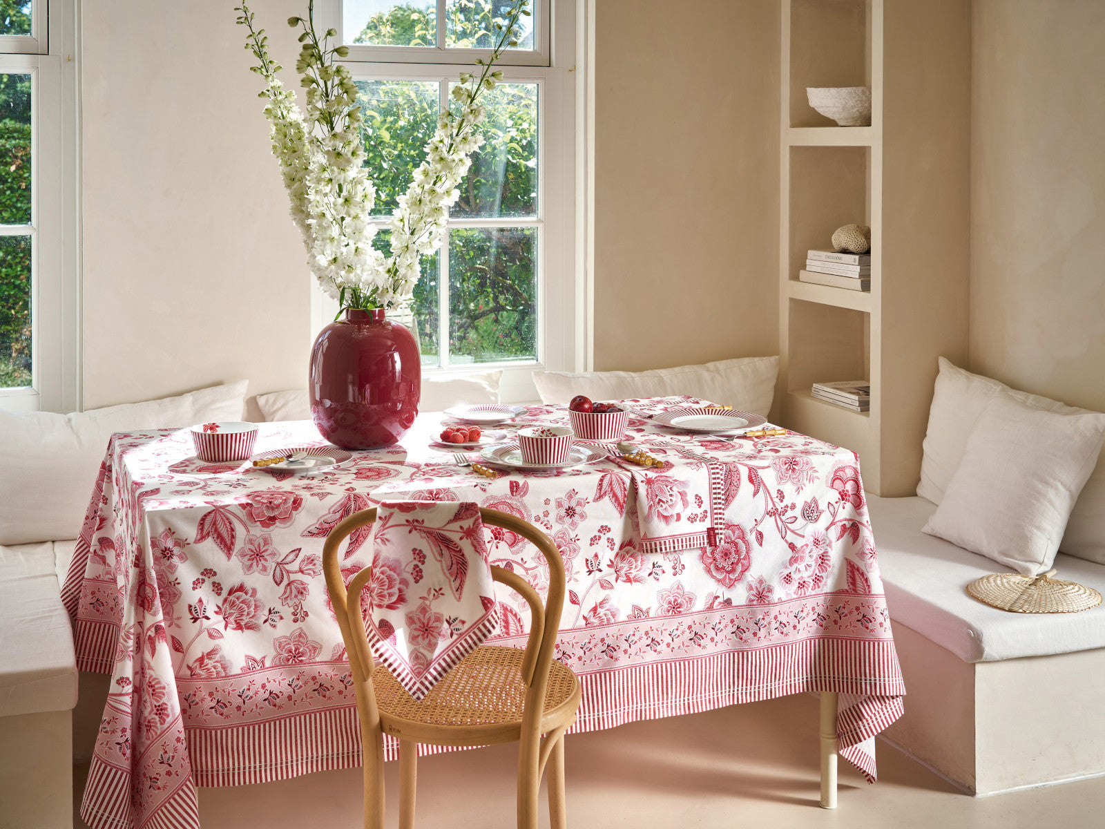 PIP STUDIO Royal Regal Flower Red Tischdecke 160x310cm Lifestyle 2