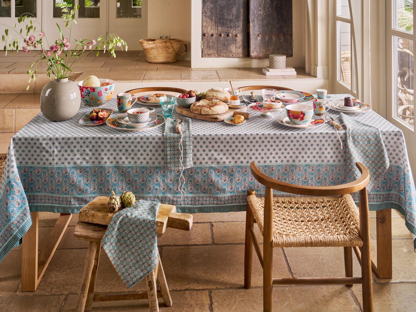 PIP STUDIO Blooming Tales Khaki-Blue Tischdecke 150x300cm Lifestyle