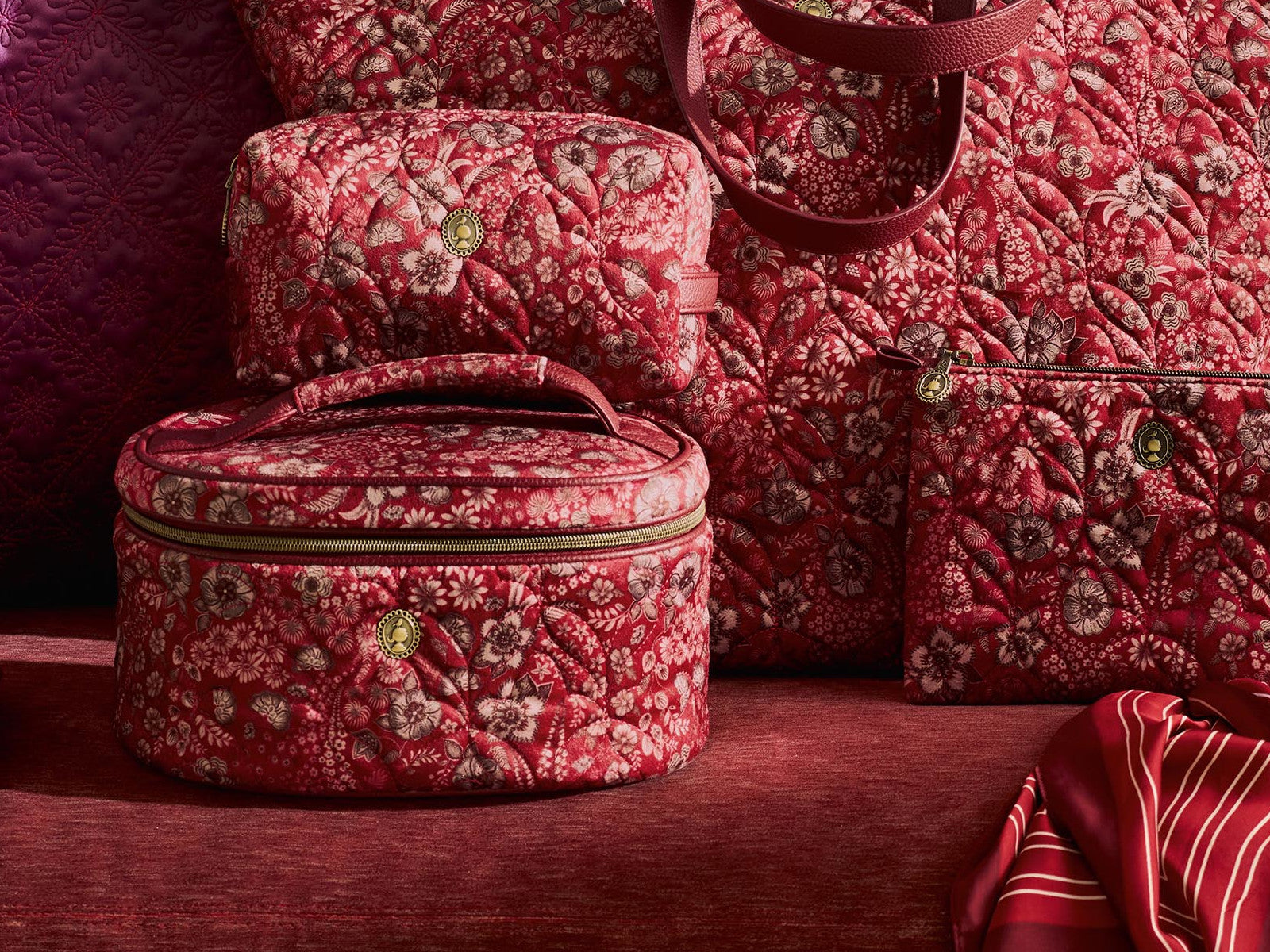 PIP STUDIO Cleo Kosmetiktasche gesteppt Daisy Dreams rot 26cm Lifestyle 1