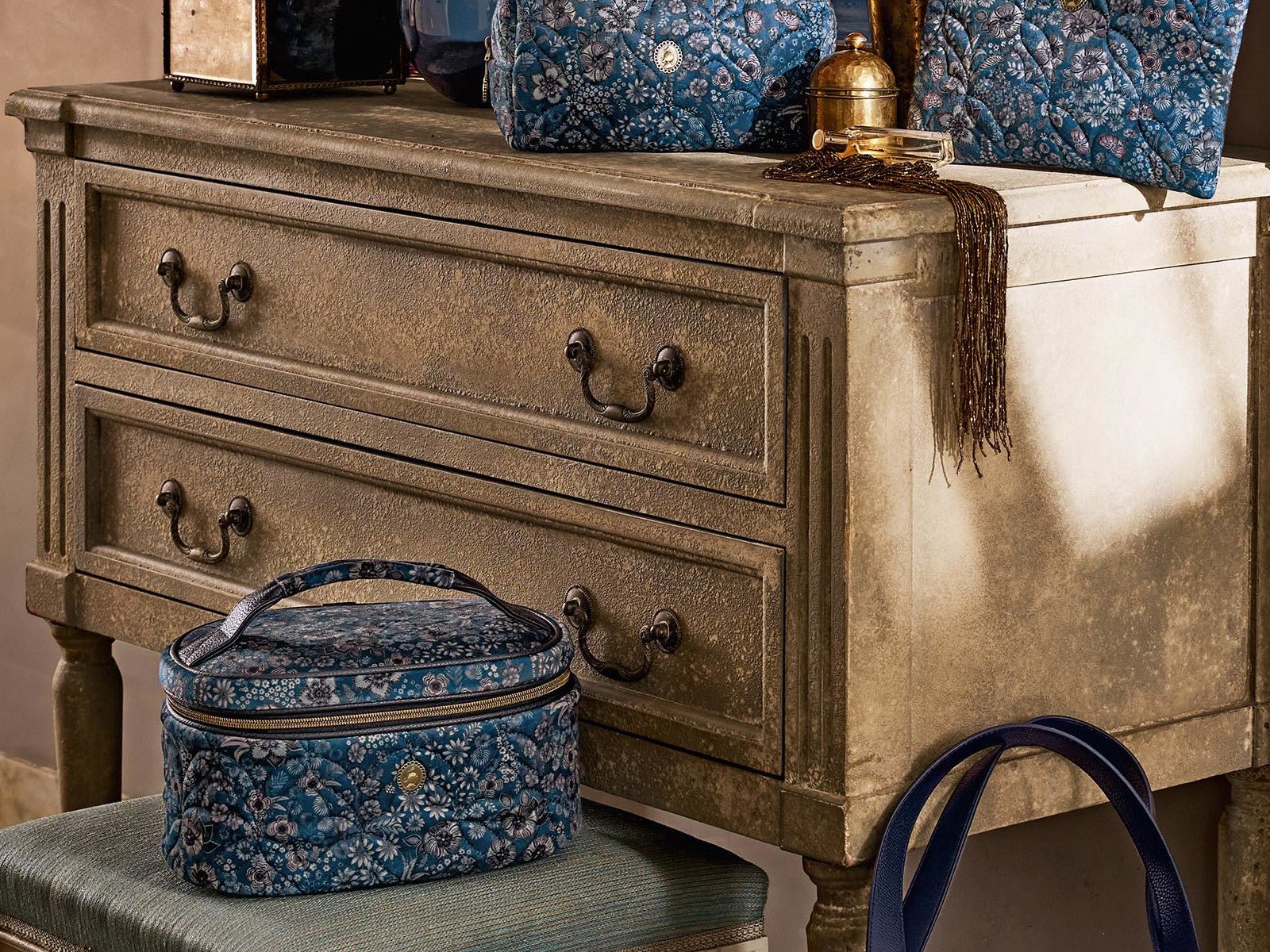 PIP STUDIO Cleo Kosmetiktasche gesteppt Daisy Dreams blau 26cm Lifestyle 1