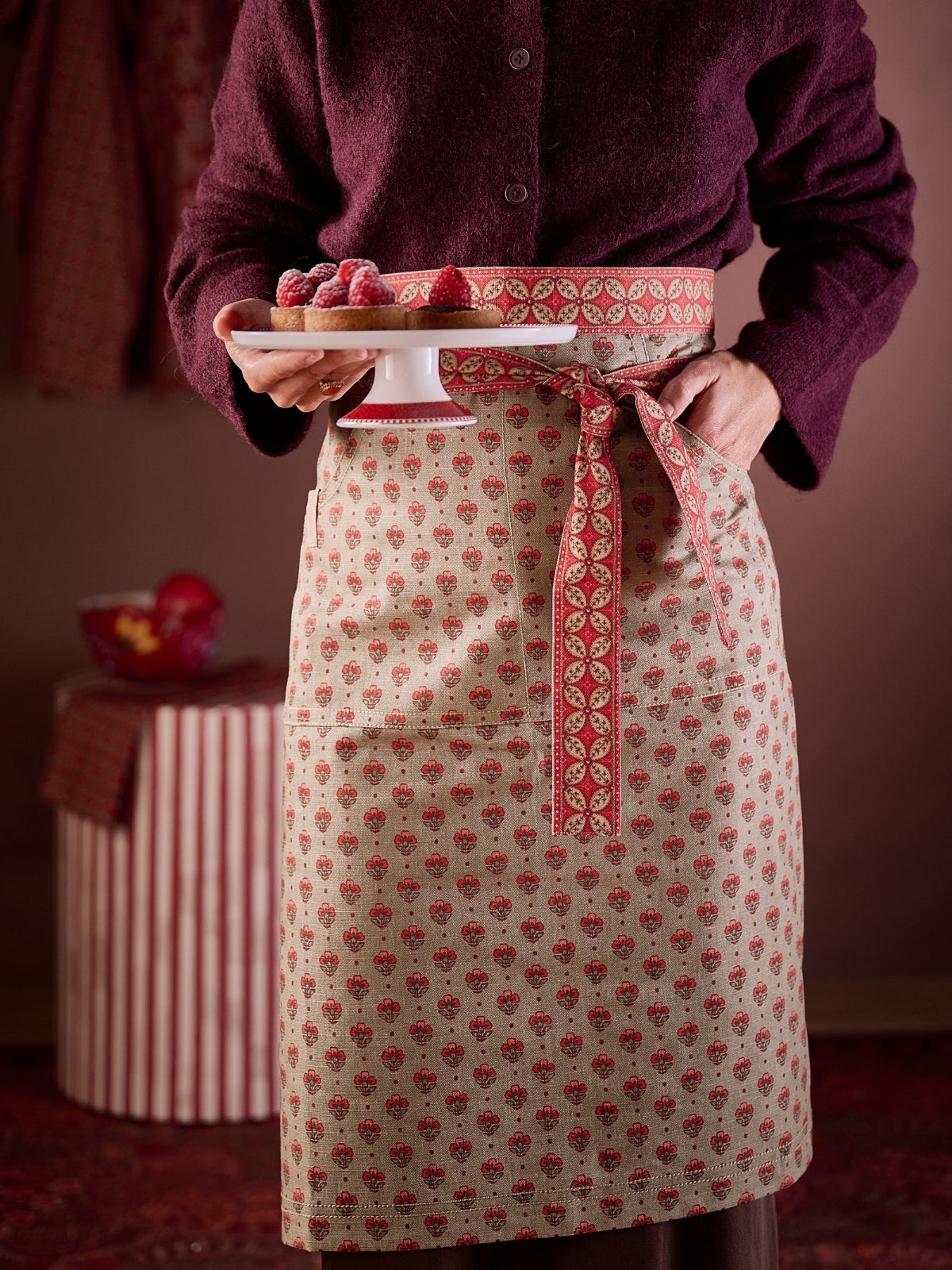 PIP STUDIO Blooming Tales Dark Red Schürze 60x100cm - Produktbild 4