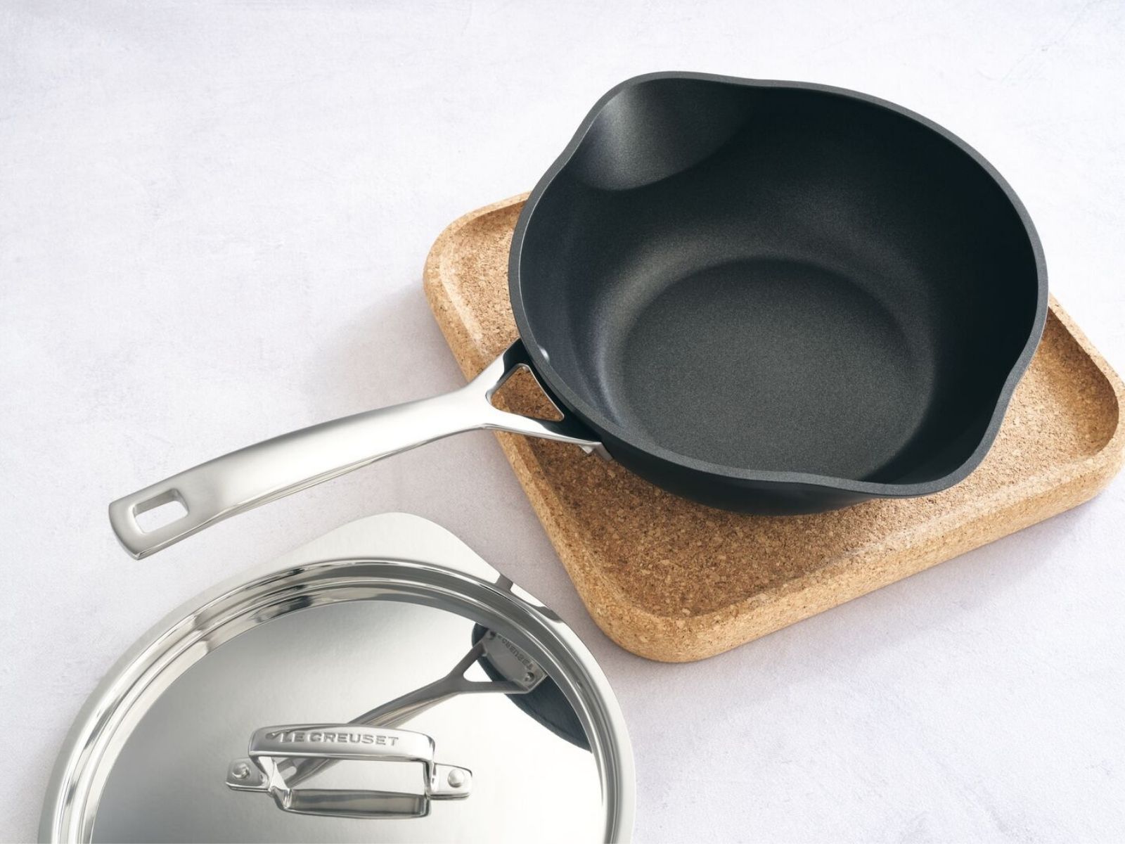 Le Creuset Aluminium-Antihaft Sautépfanne mit zwei Ausgießern rund 24cm - Produktbild 9