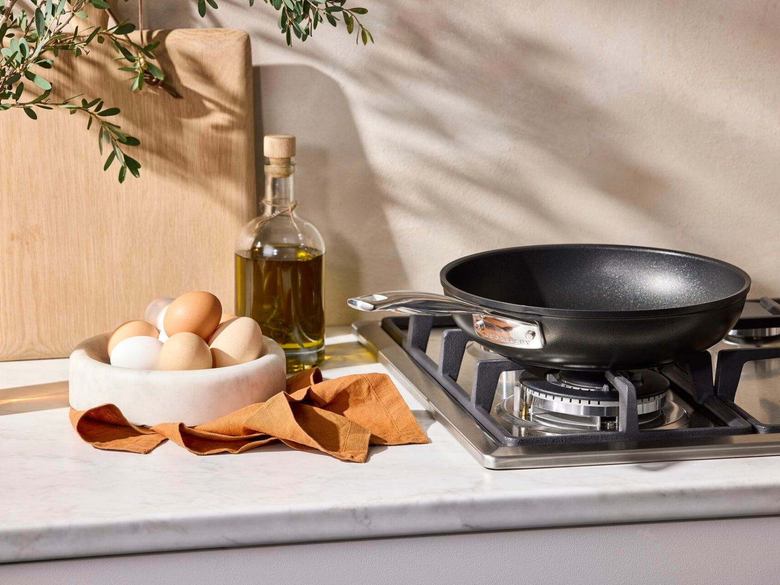 Le Creuset Aluminium-Antihaft Bratpfanne rund hoch 26cm Lifestyle 2