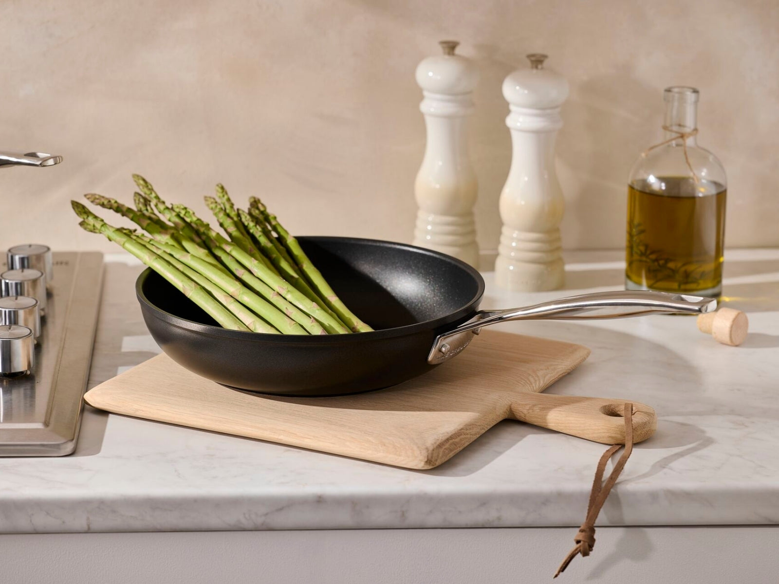 Le Creuset Aluminium-Antihaft Bratpfanne rund hoch 26cm Lifestyle 3