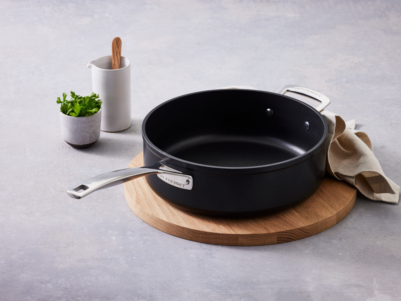 Le Creuset Aluminium-Antihaft Sautépfanne rund schwarz 28cm - Produktbild 7