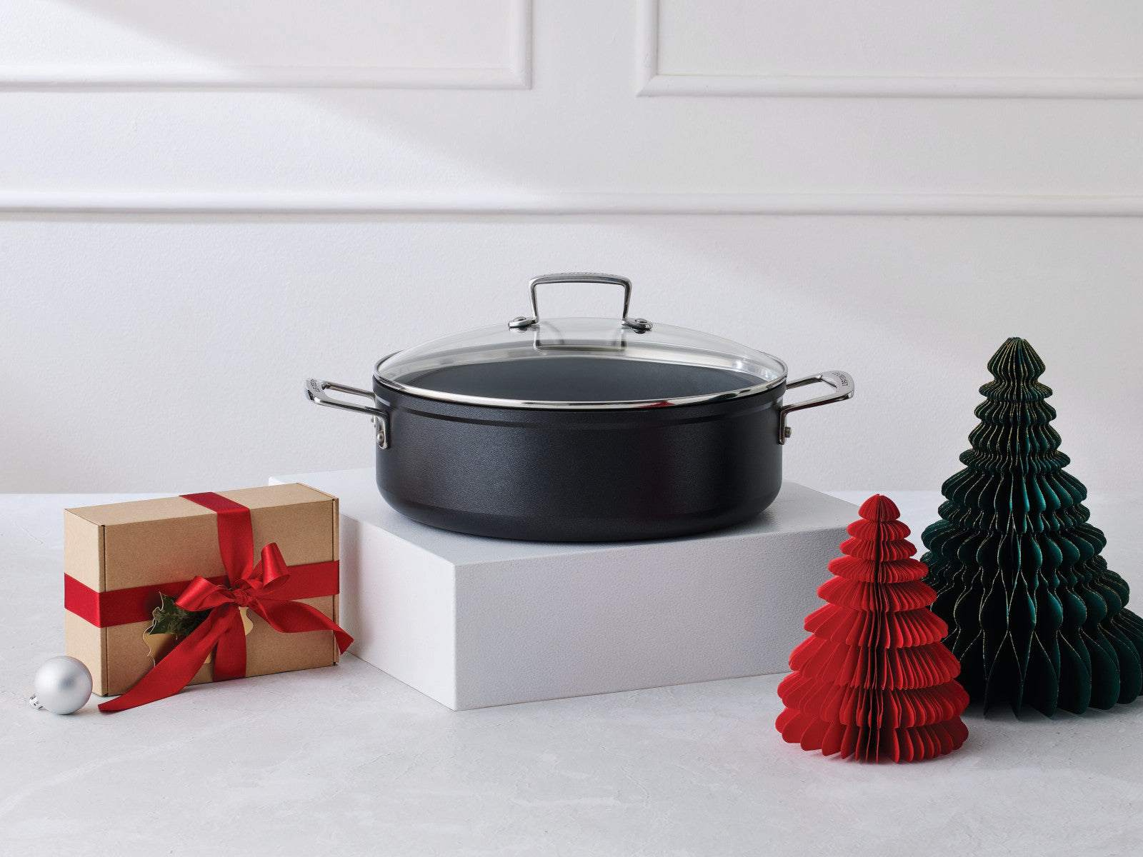 Le Creuset Aluminium-Antihaft Schmorpfanne mit Glasdeckel 28cm Lifestyle 2