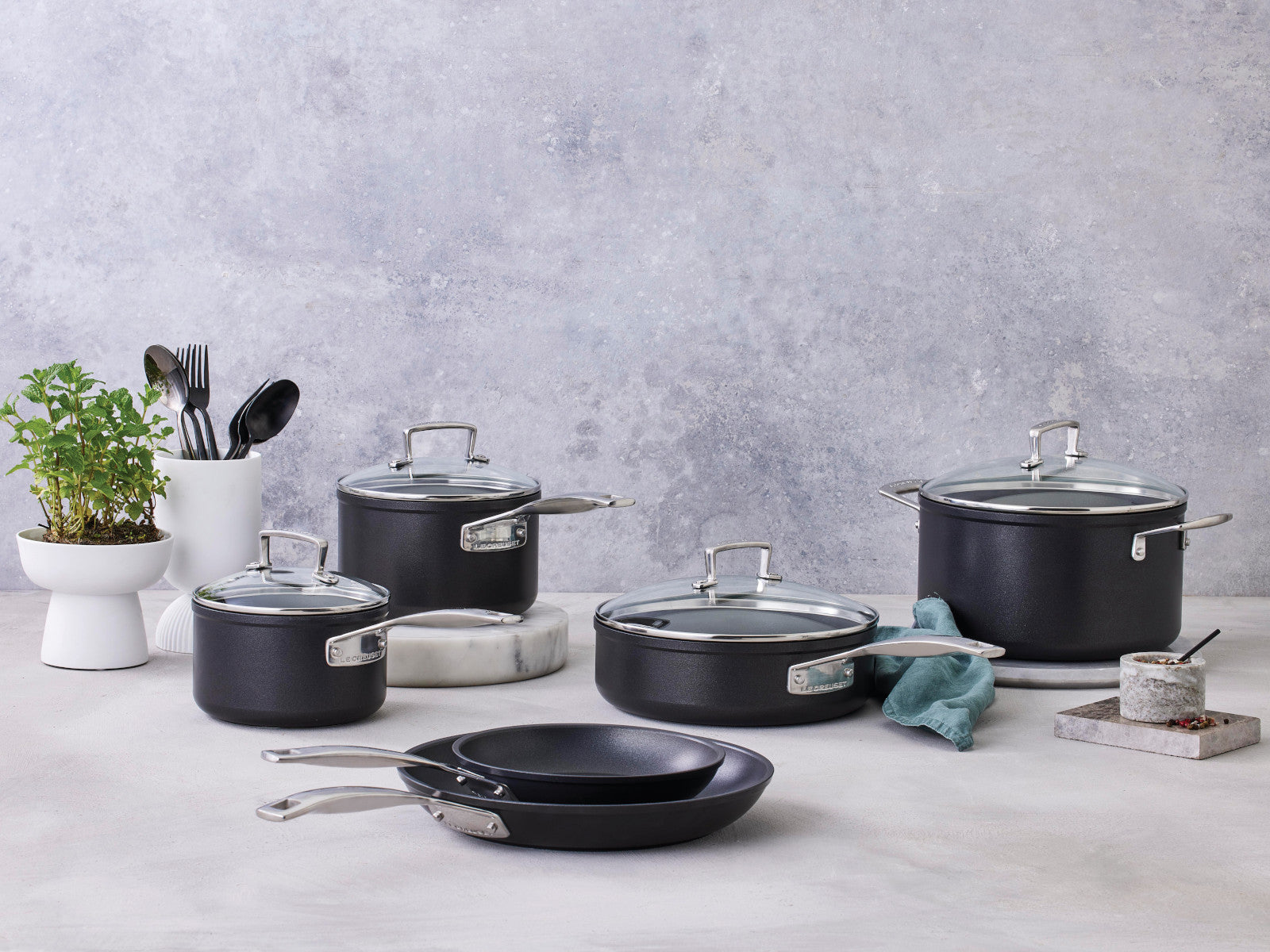 Le Creuset Essential Kochgeschirrset Keramik-Antihaft 8tlg Lifestyle 3