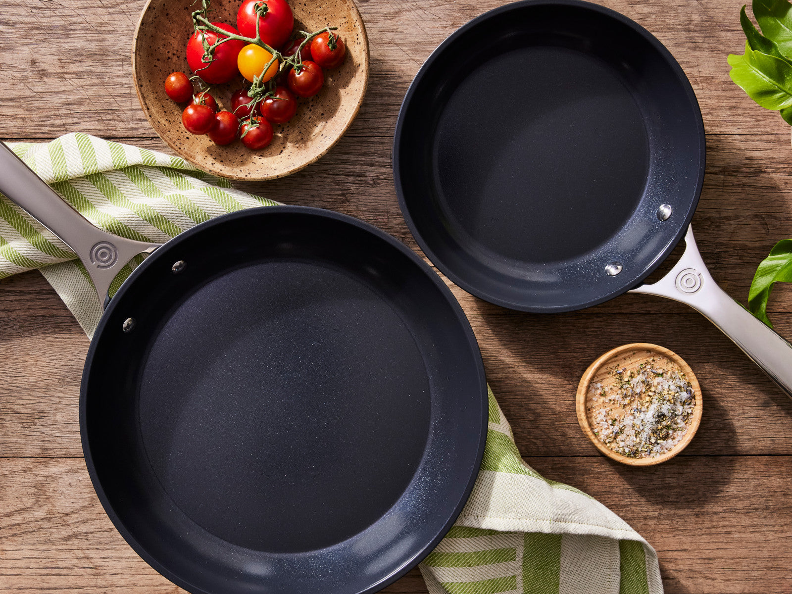 Le Creuset Essential Kochgeschirrset Keramik-Antihaft 8tlg Lifestyle 2