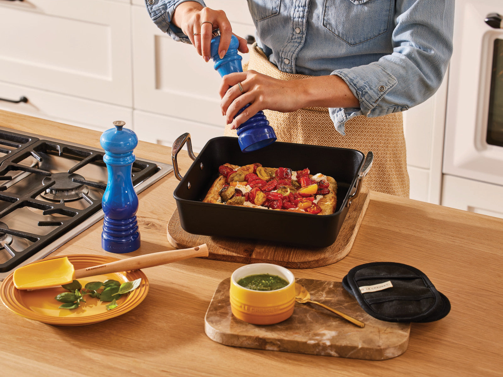 Le Creuset Aluminium-Antihaft Bratreine Signature quadratisch schwarz matt 26cm Lifestyle 1