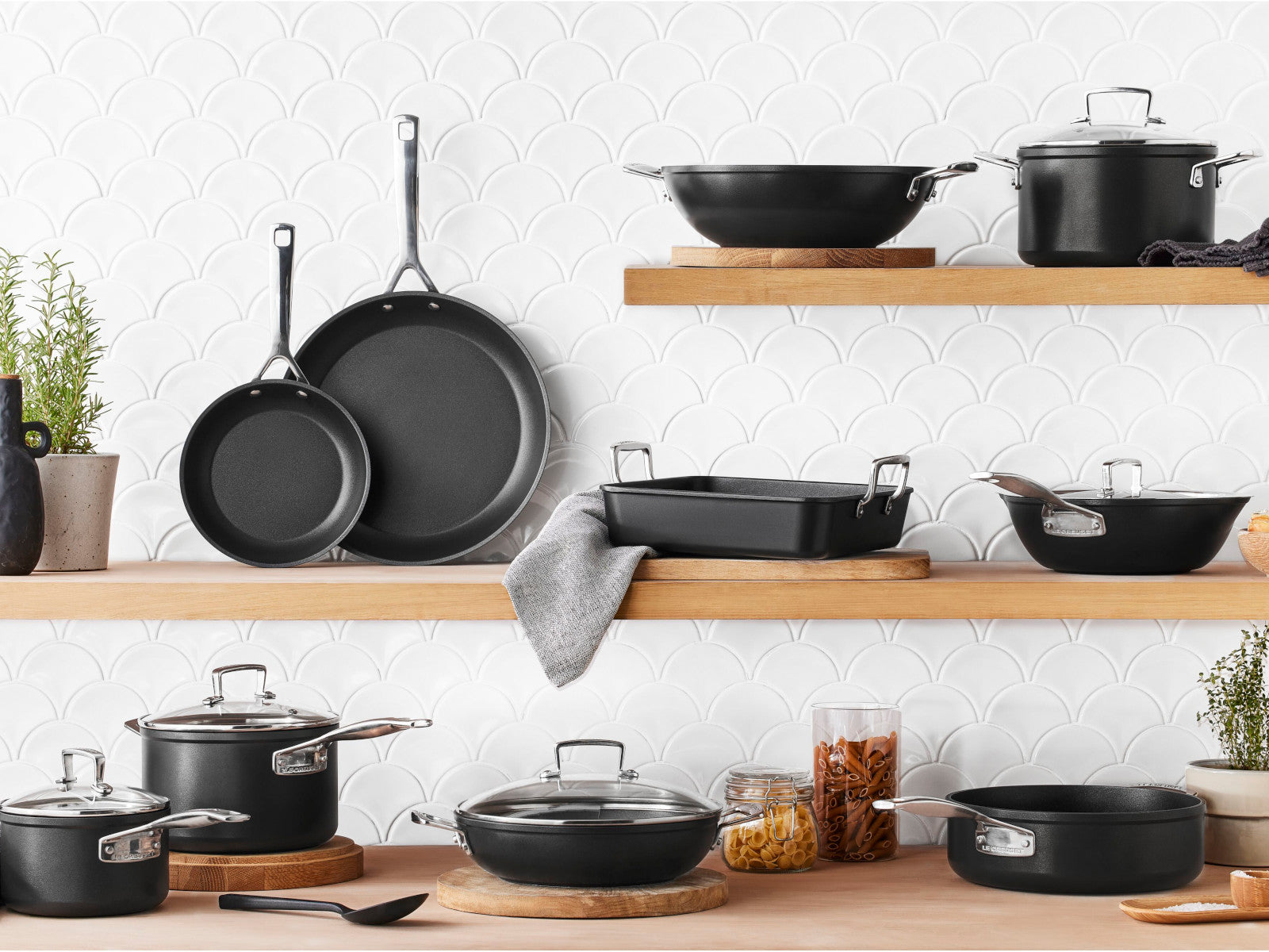 Le Creuset Aluminium-Antihaft Bratreine Signature quadratisch schwarz matt 26cm Lifestyle 3