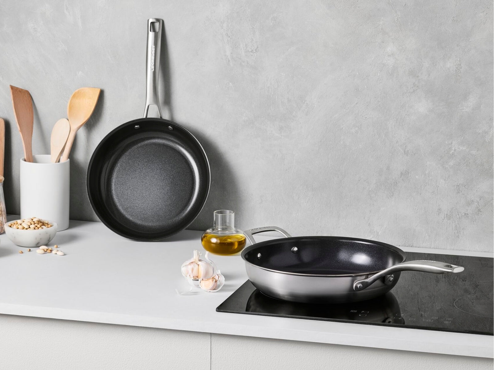 Le Creuset Essential 3-ply Pfannenset antihaft 24/28cm 2tlg Lifestyle 1