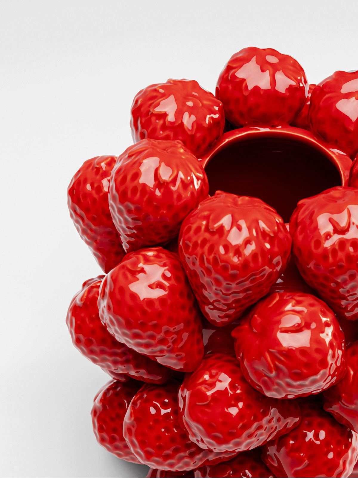 KARE Design Vase Strawberries Rot 24cm Lifestyle 2
