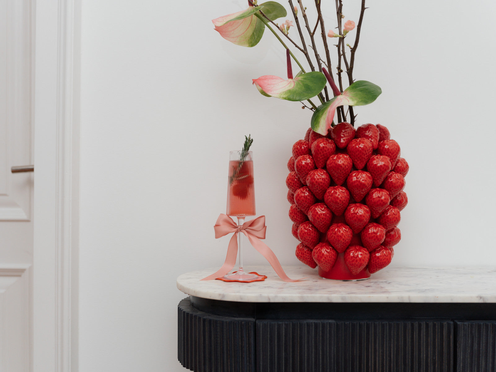 KARE Design Vase Strawberries Rot 24cm Lifestyle 4