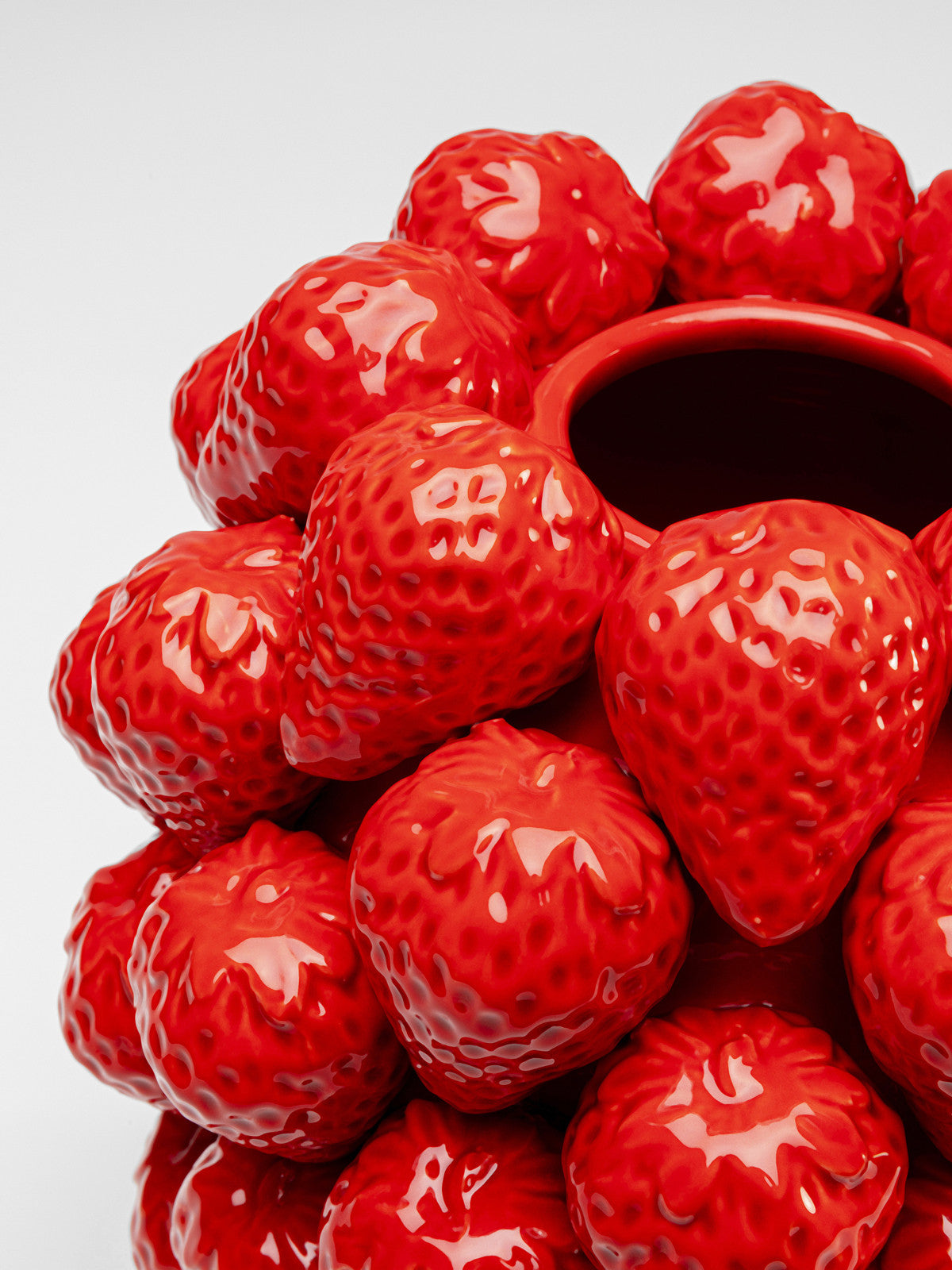 KARE Design Vase Strawberries Rot 30cm Lifestyle 2