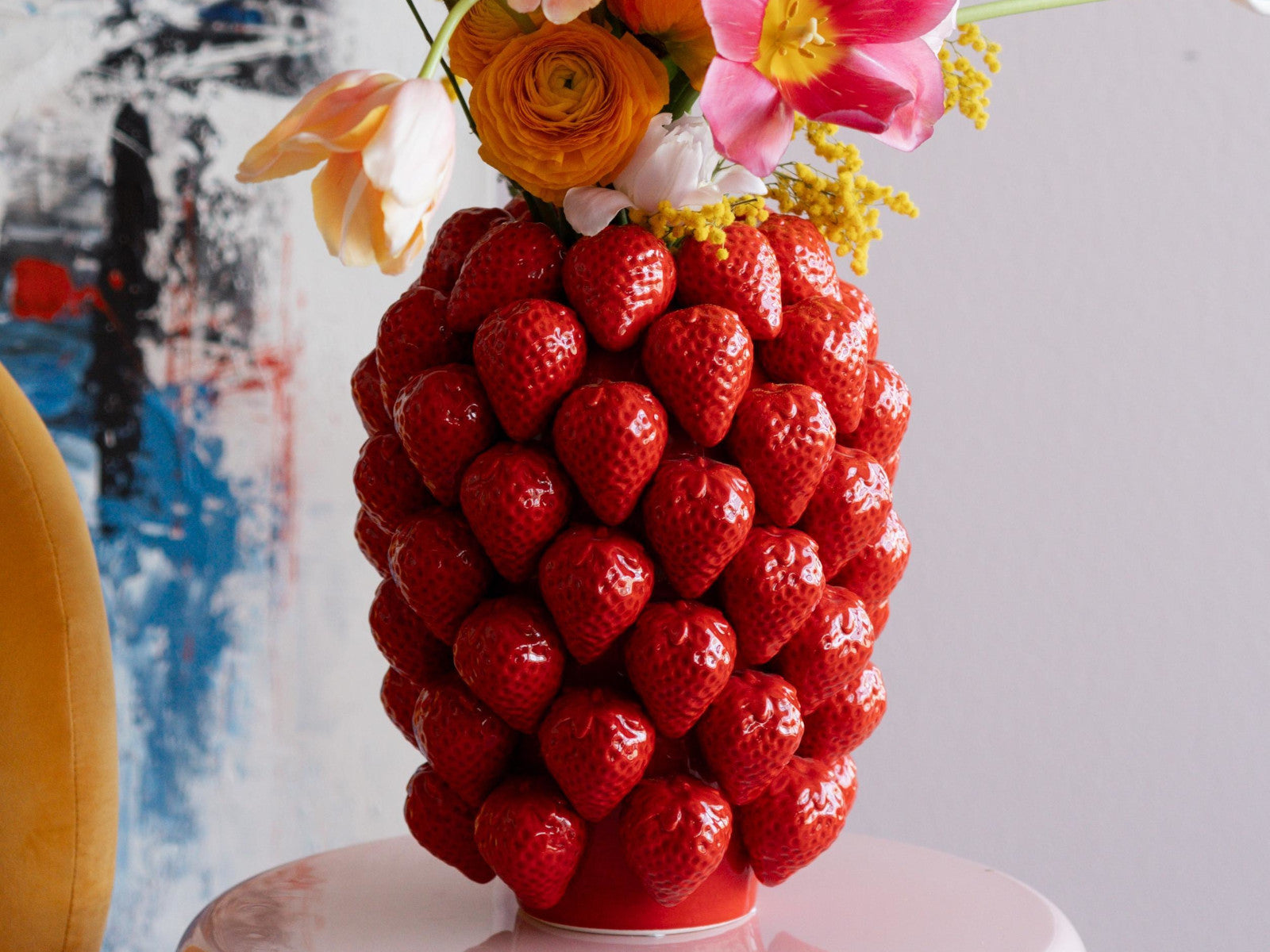 KARE Design Vase Strawberries Rot 30cm Lifestyle 4