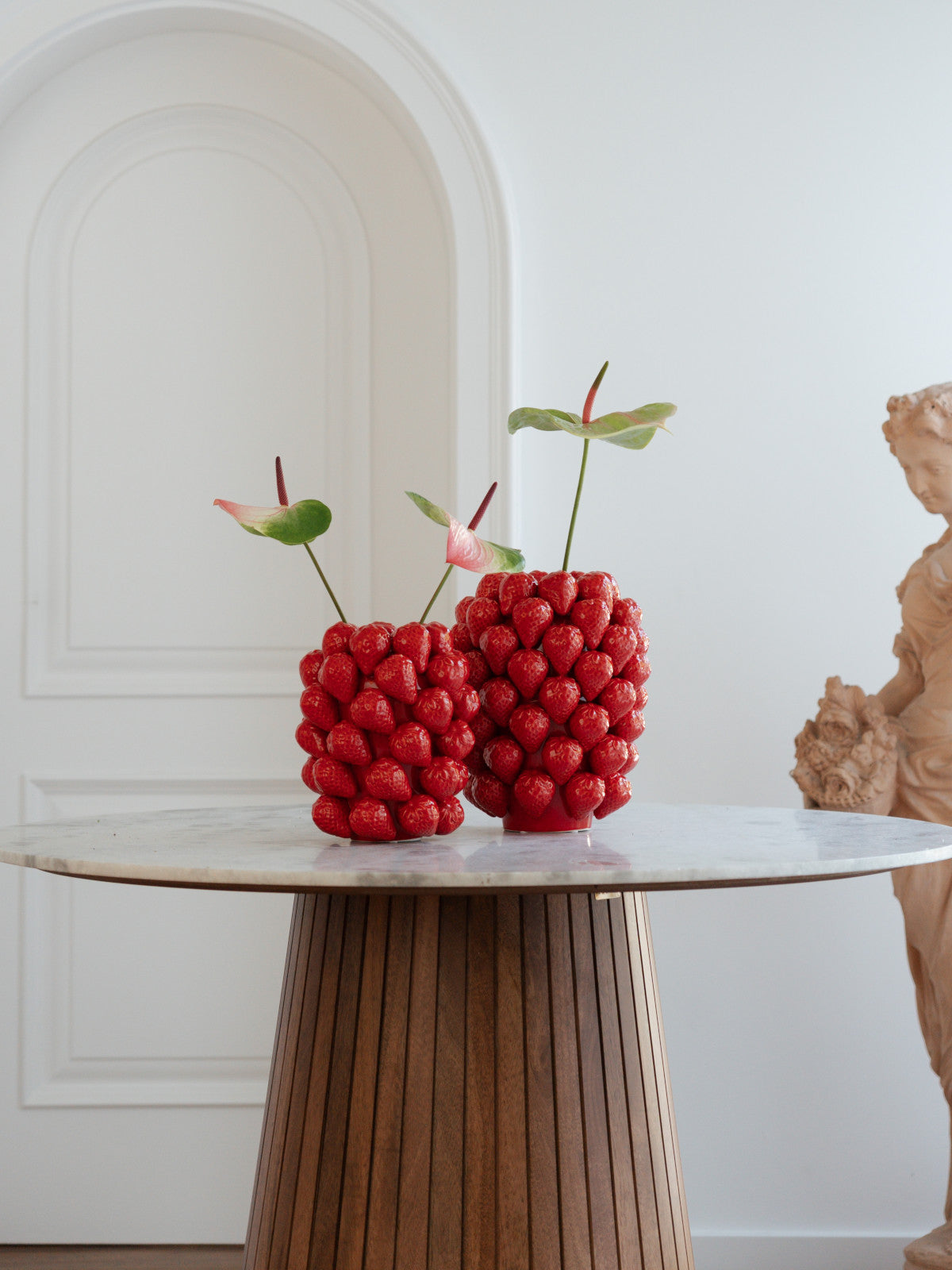 KARE Design Vase Strawberries Rot 30cm Lifestyle 1