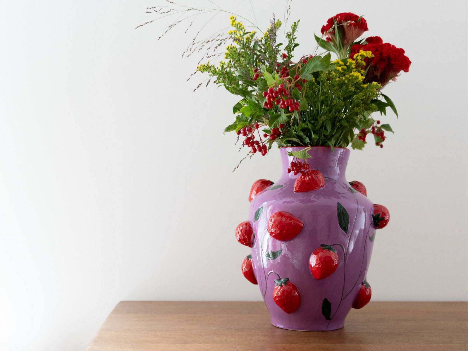 KARE Design Vase Strawberry Fields 30cm Lifestyle 2