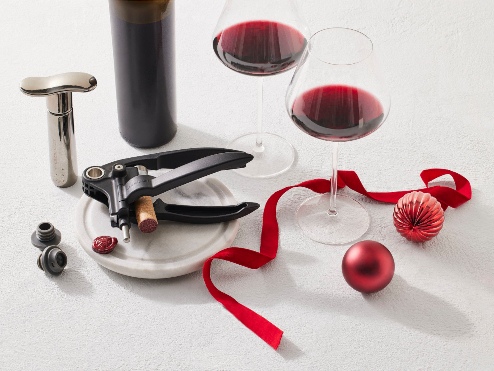 Le Creuset Weinpumpe WA-137 Metal Lifestyle 1