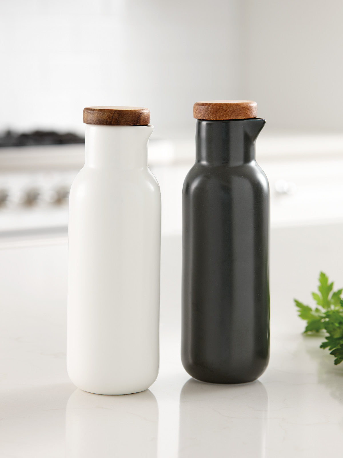 ladelle ESSENTIALS Essig- & Öl-Set weiss/steingrau 2tlg 1600 x 1200 px Lifestyle 2