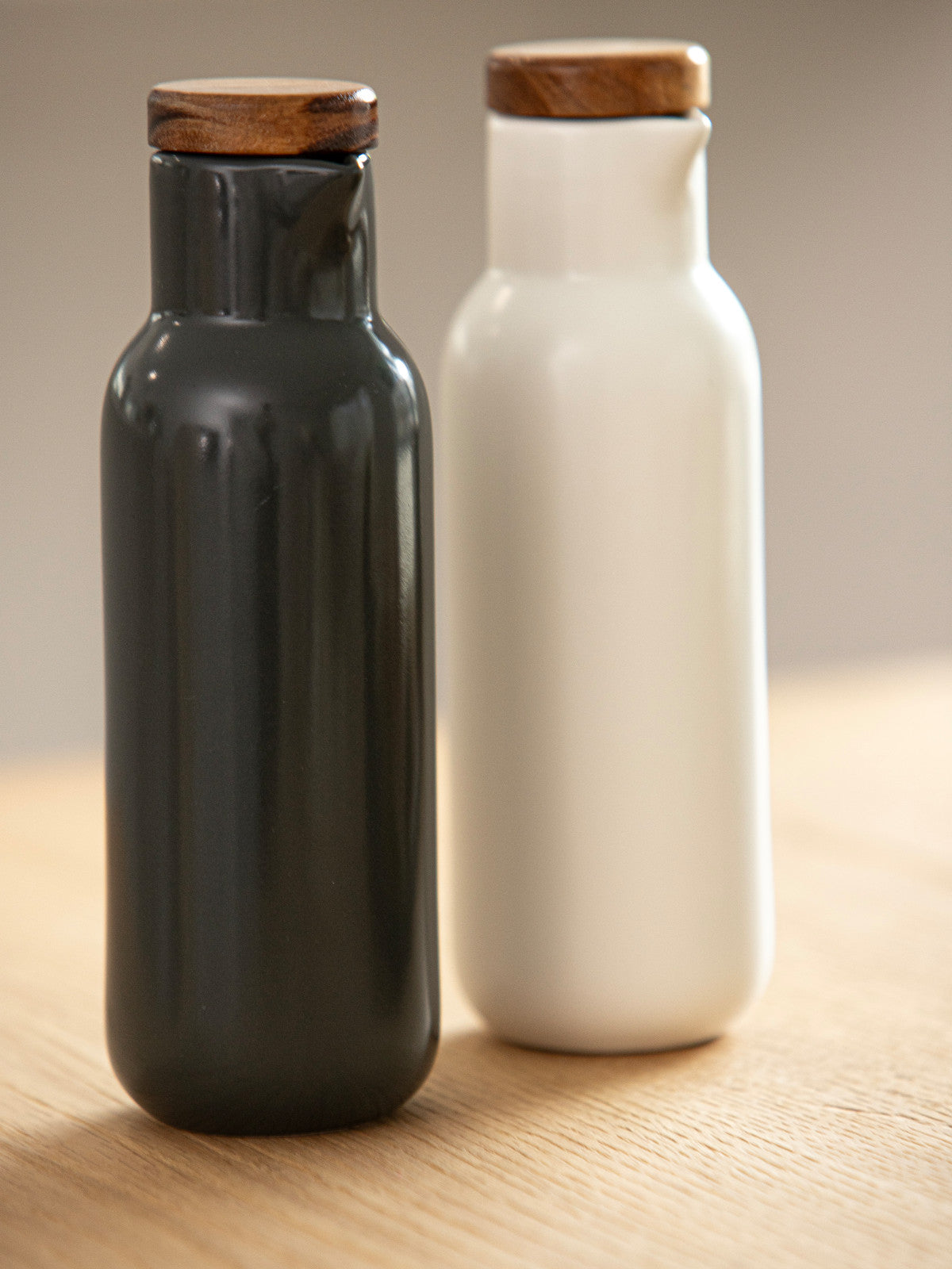 ladelle ESSENTIALS Essig- & Öl-Set weiss/steingrau 2tlg 1600 x 1200 px Lifestyle 1