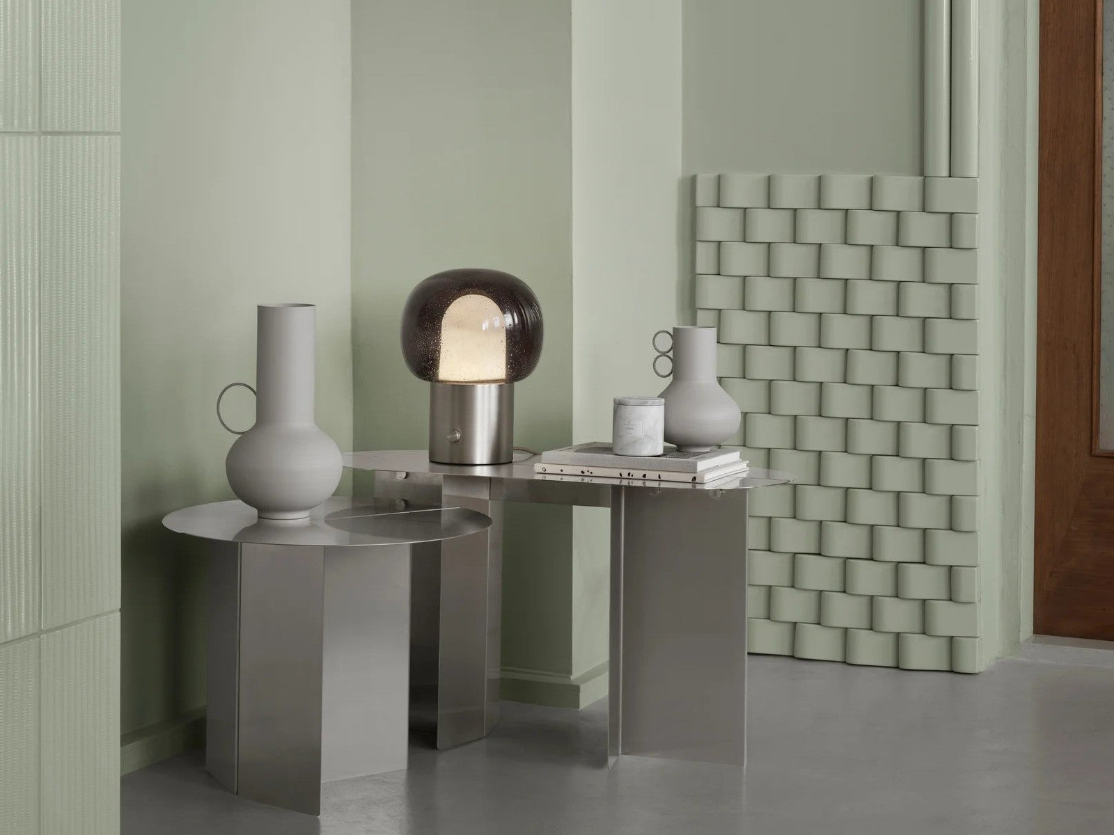 Blomus IRIS Tischlampe stainless steel matt 32cm Lifestyle 4