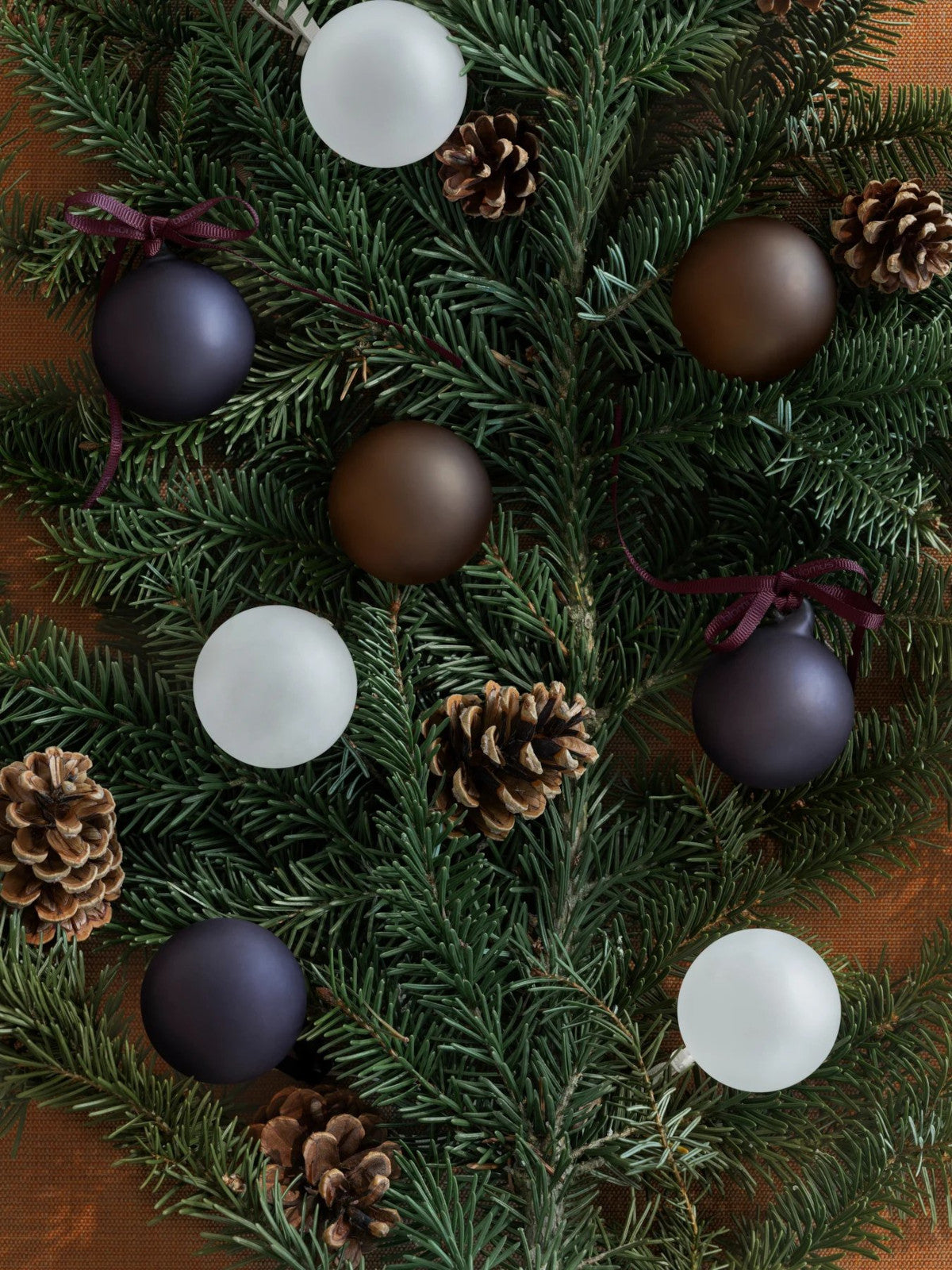 Blomus JUHLA Weihnachtsschmuck L midnight plum 9cm 2tlg Lifestyle 3