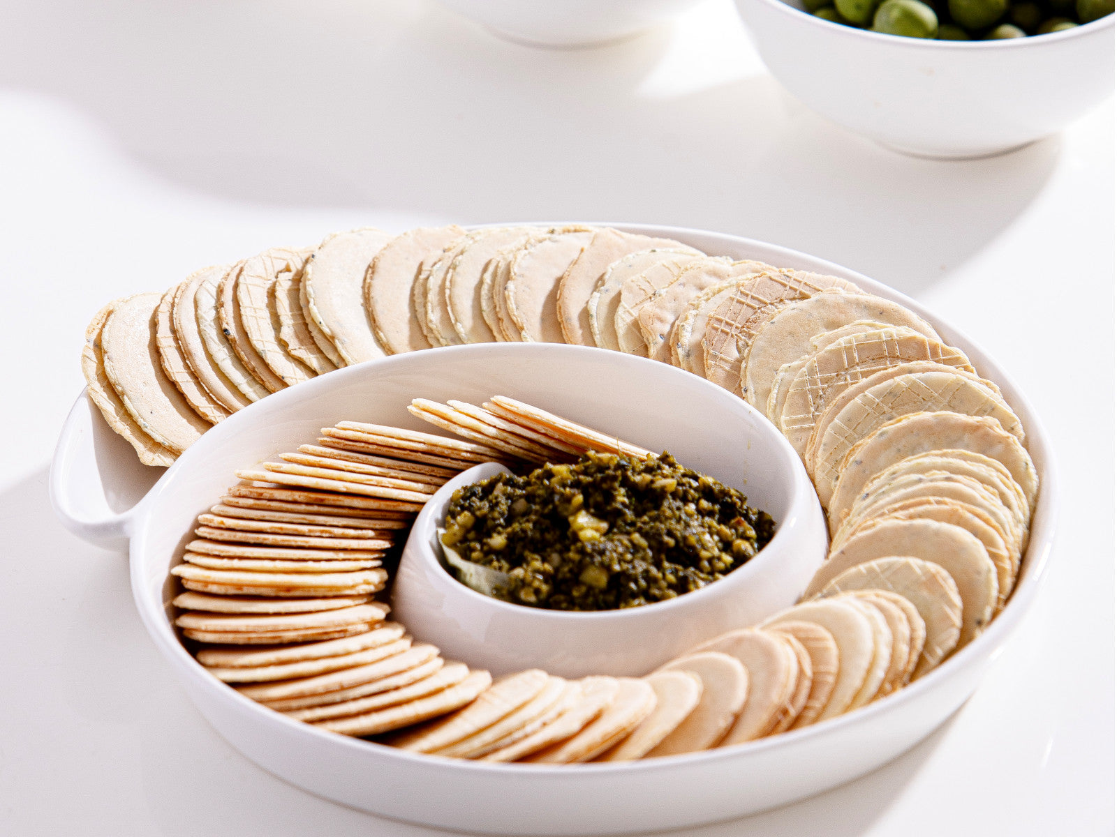 ladelle Alto Serve & Share Servierteller spiralförmig weiß 26,3cm Lifestyle 1