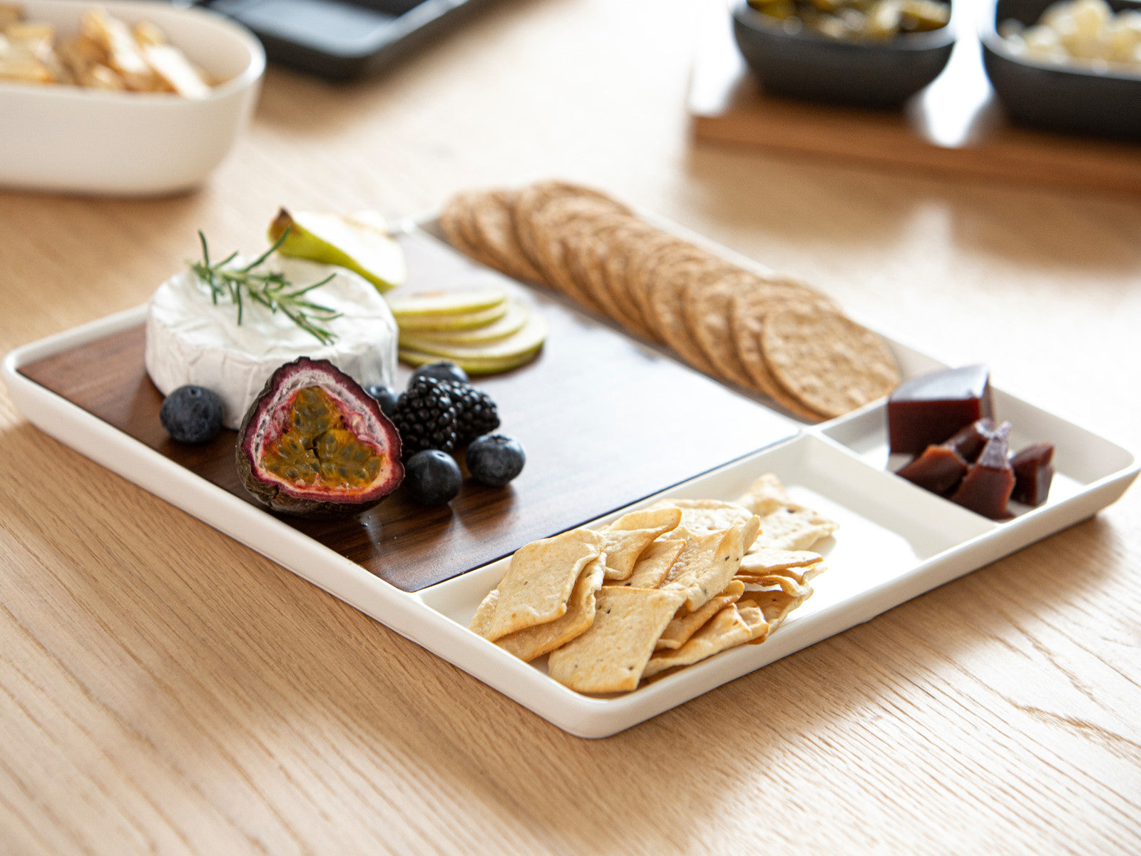 ladelle ESSENTIALS Servierbrett weiß 29,5cm Lifestyle 3