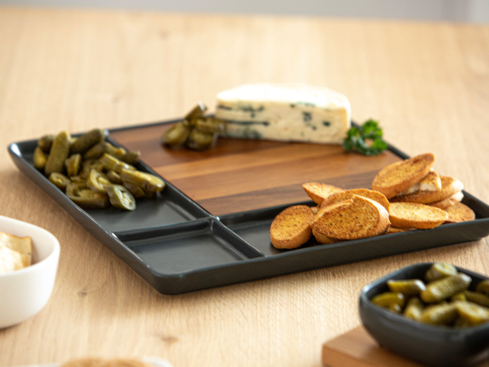 ladelle ESSENTIALS  Servierbrett anthrazit 29,5cm Lifestyle 1