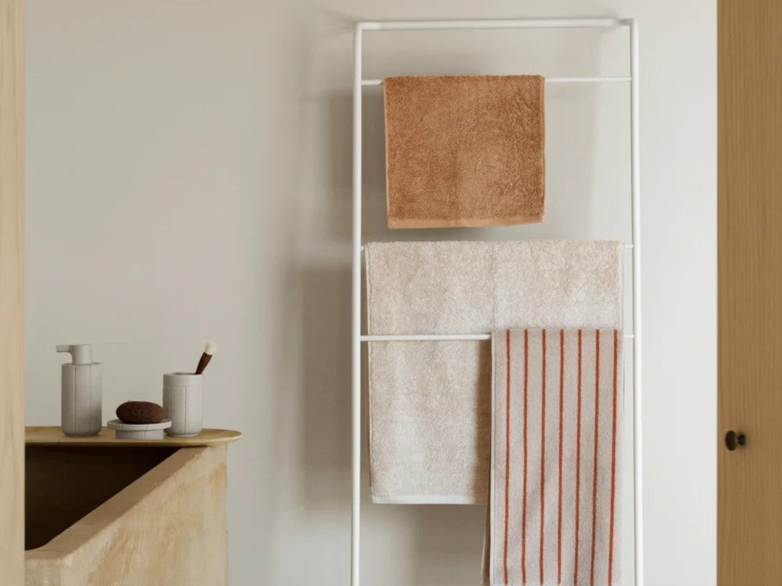 Blomus BAKI Tablett L oak 55x20cm Lifestyle 2