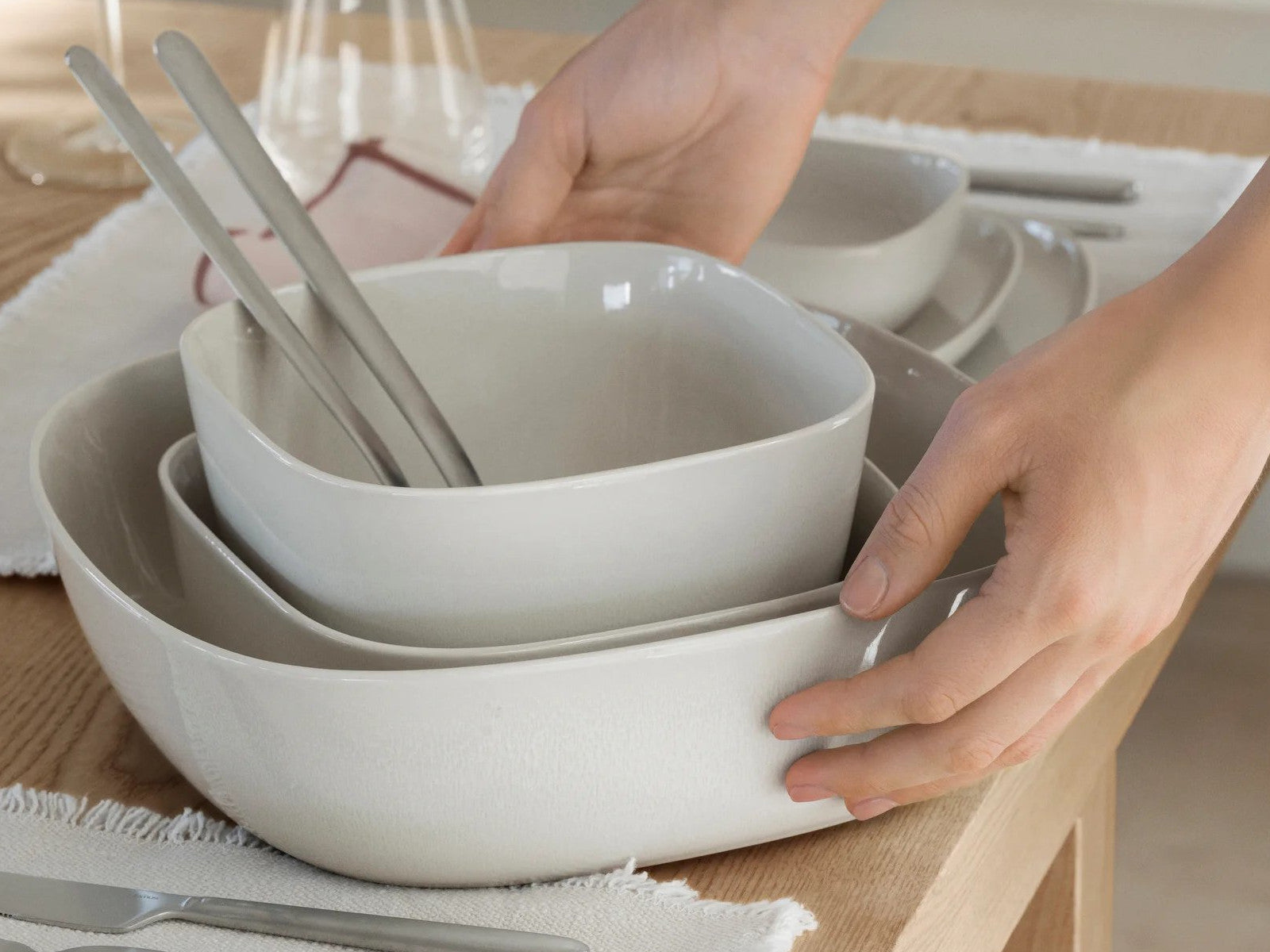 Blomus VAHLO Schale L moonbeam 18cm Lifestyle 1