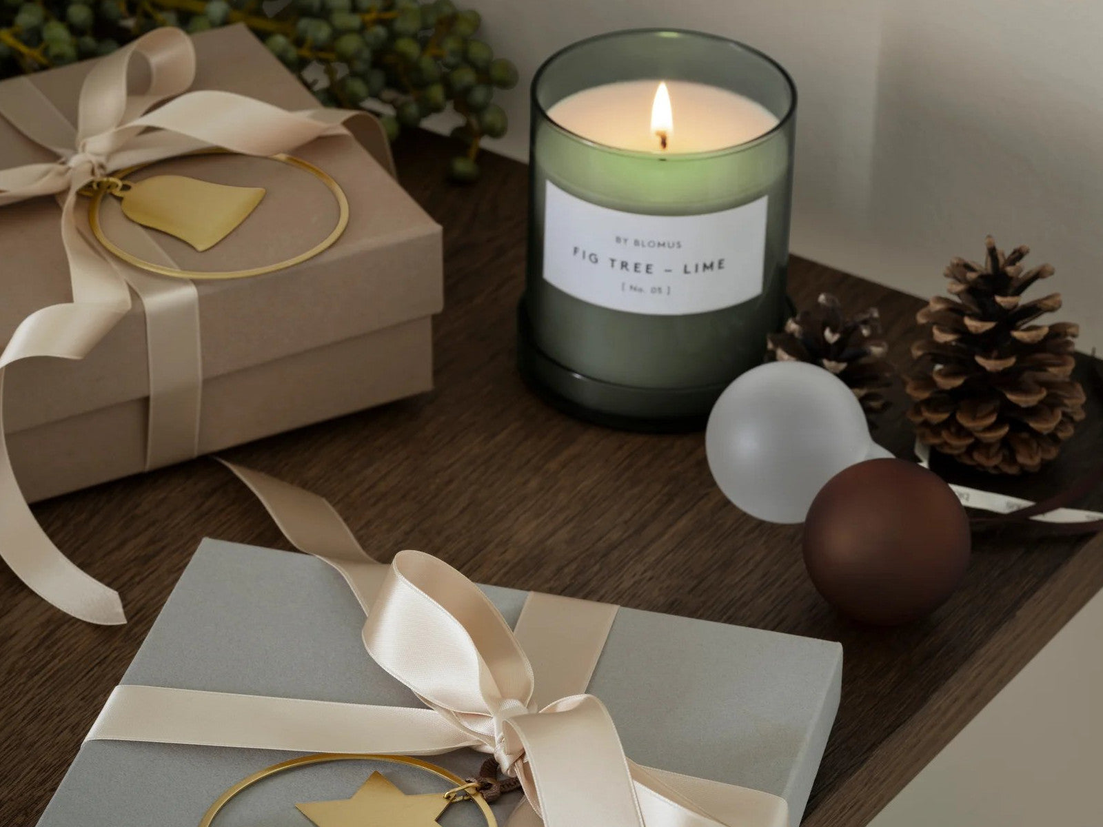 Blomus VALOA Duftkerze agave green L 9,5cm Lifestyle 2