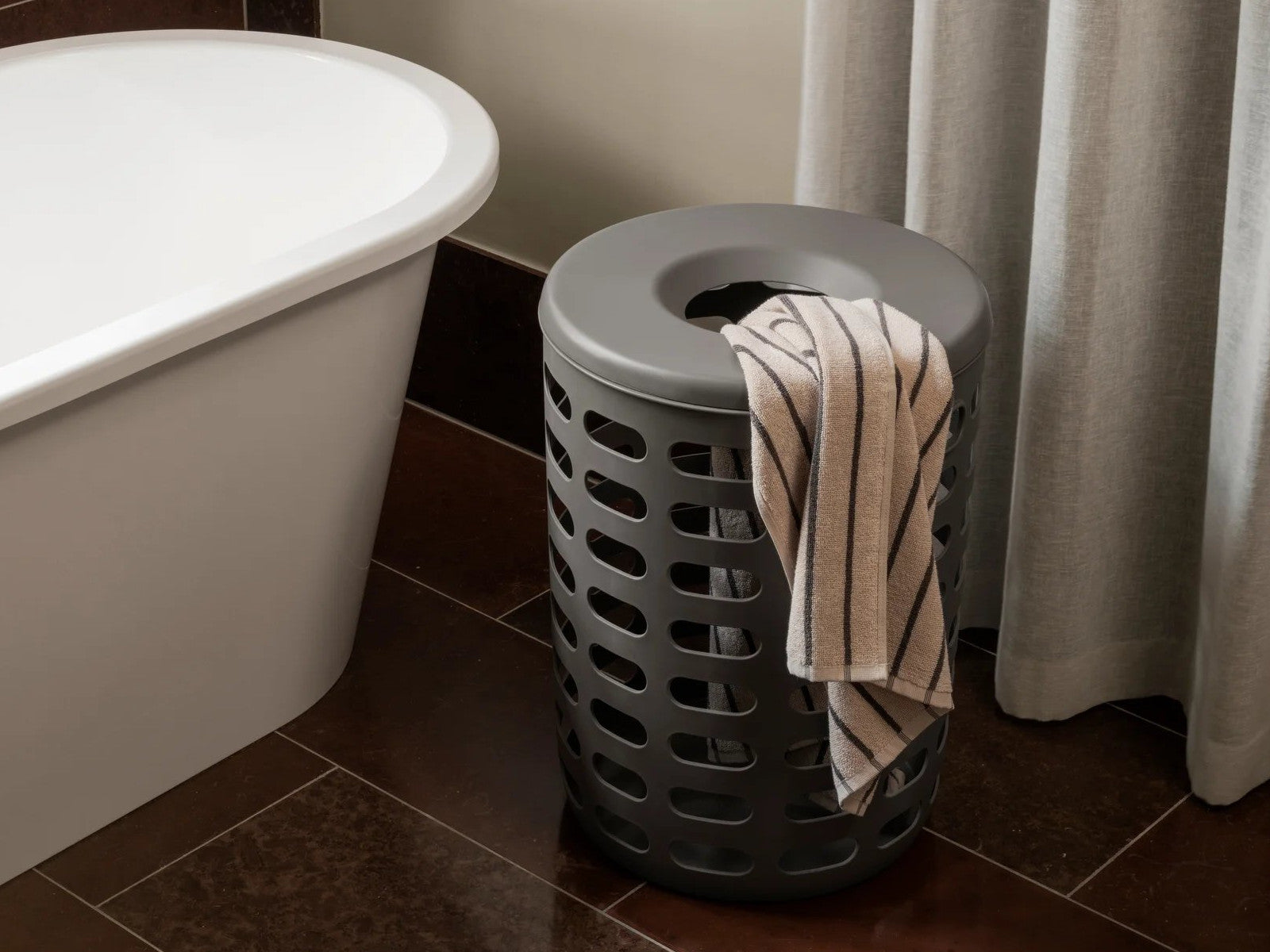 Blomus ARTO Badetuch moonbeam/magnet thin stripes 70x140cm Lifestyle 2