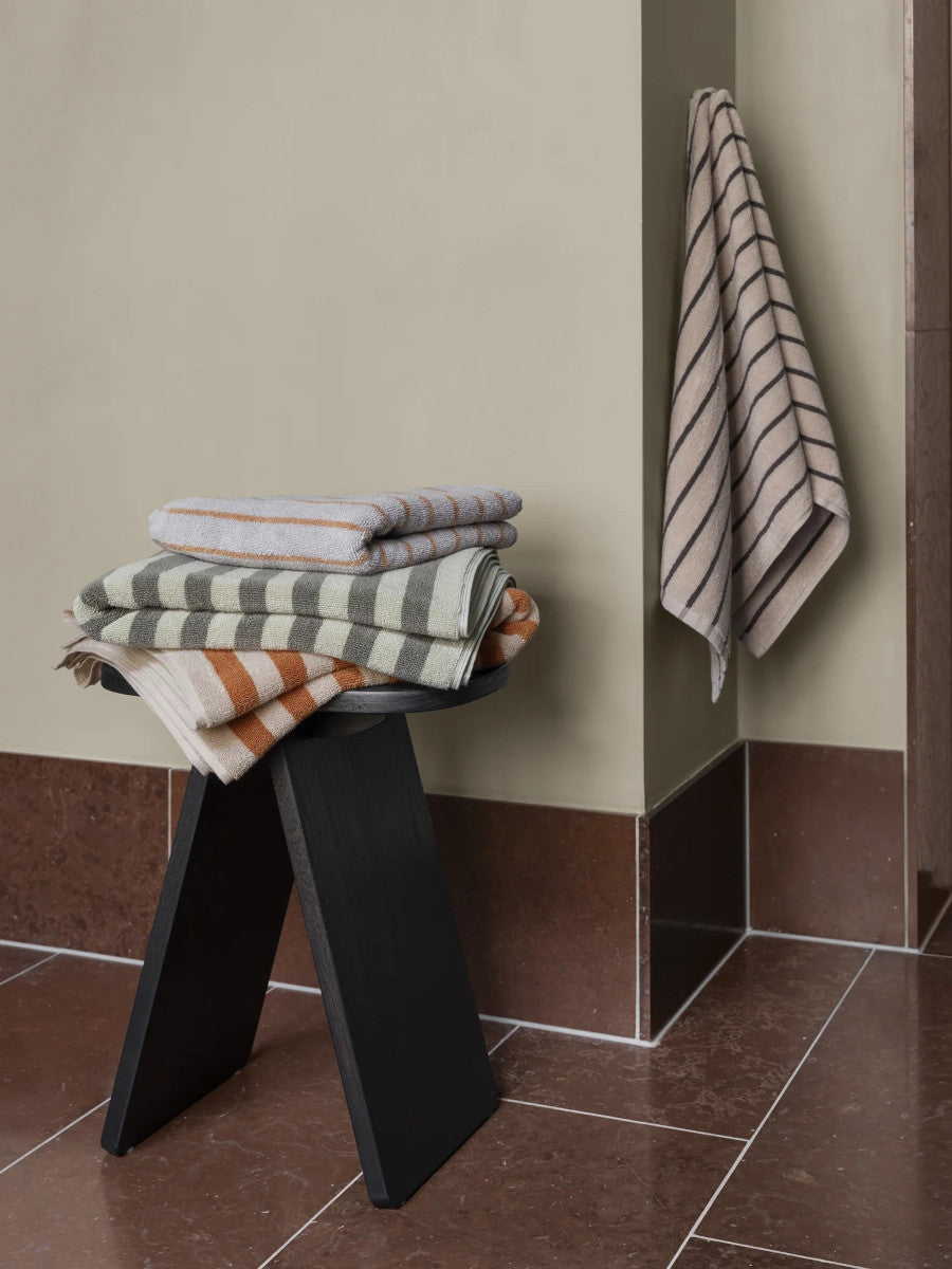 Blomus ARTO Badetuch moonbeam/magnet  thick stripe 70x140cm Lifestyle 2