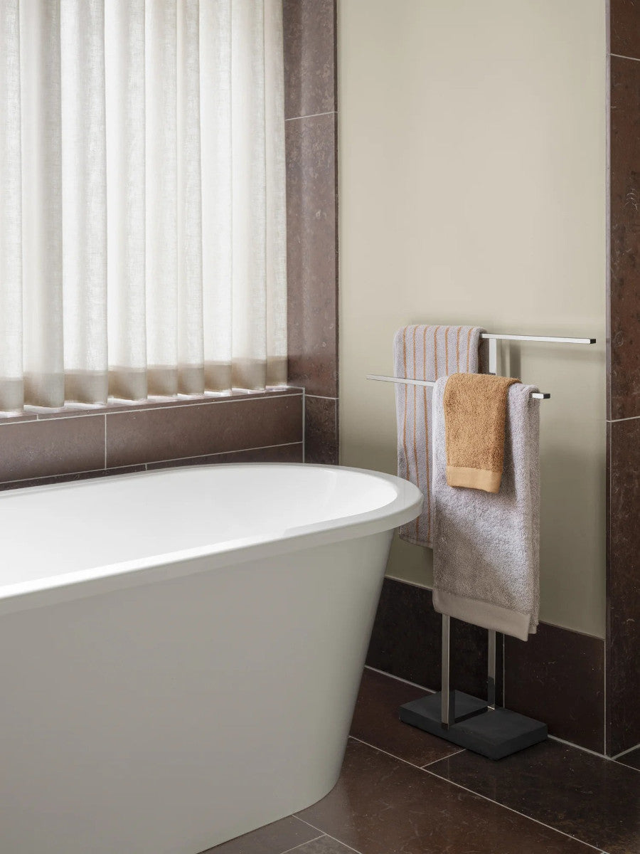 Blomus ARTO Badetuch moonbeam/amber thin stripes 70x140cm Lifestyle 1