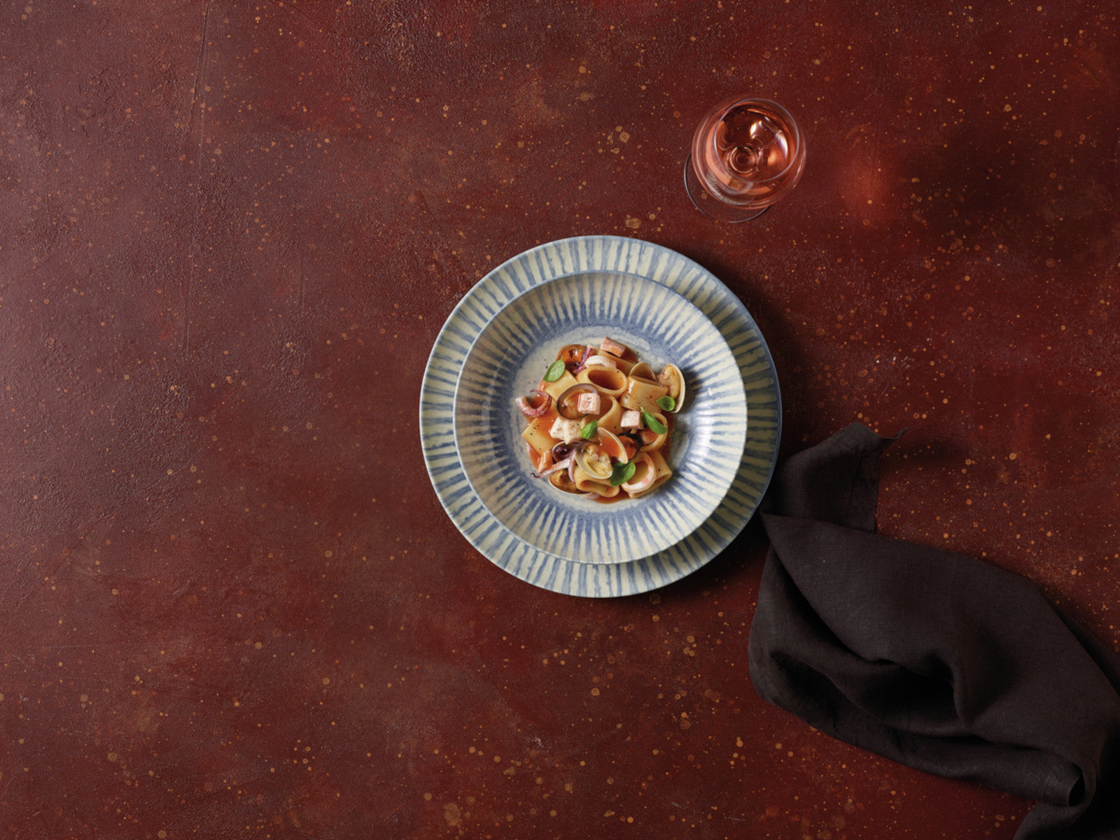 Rosenthal Arthur Krupp Stoneware Sunlight Blue Teller flach 32cm Lifestyle 1