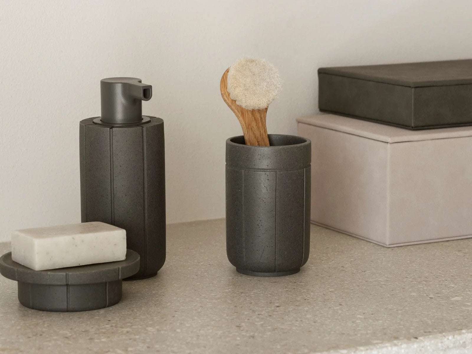 Blomus SAHLA Schmuckaufbewahrungsbox M pewter 22x15x4cm Lifestyle 2