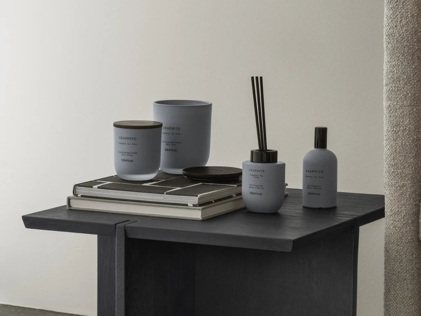 Blomus TUOKSU Duftkerze S Graphite sharkskin 9cm - Produktbild 3
