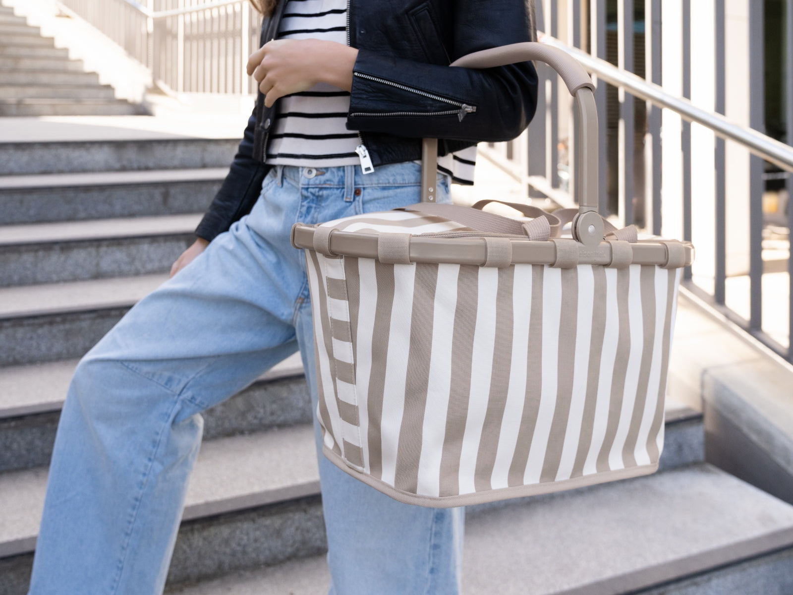 reisenthel carrybag summerstripes coffee Lifestyle 2