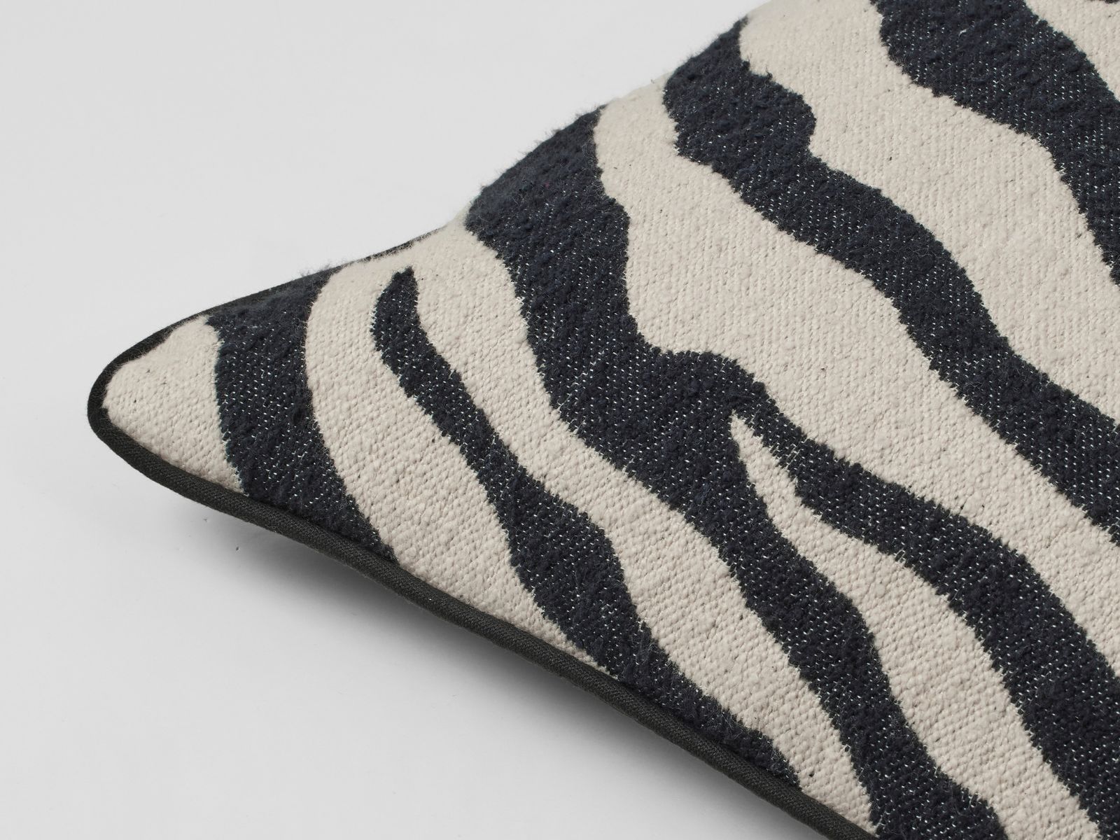 Broste Copenhagen Zebra Kissenbezug black/light beige 50x50cm - Produktbild 2