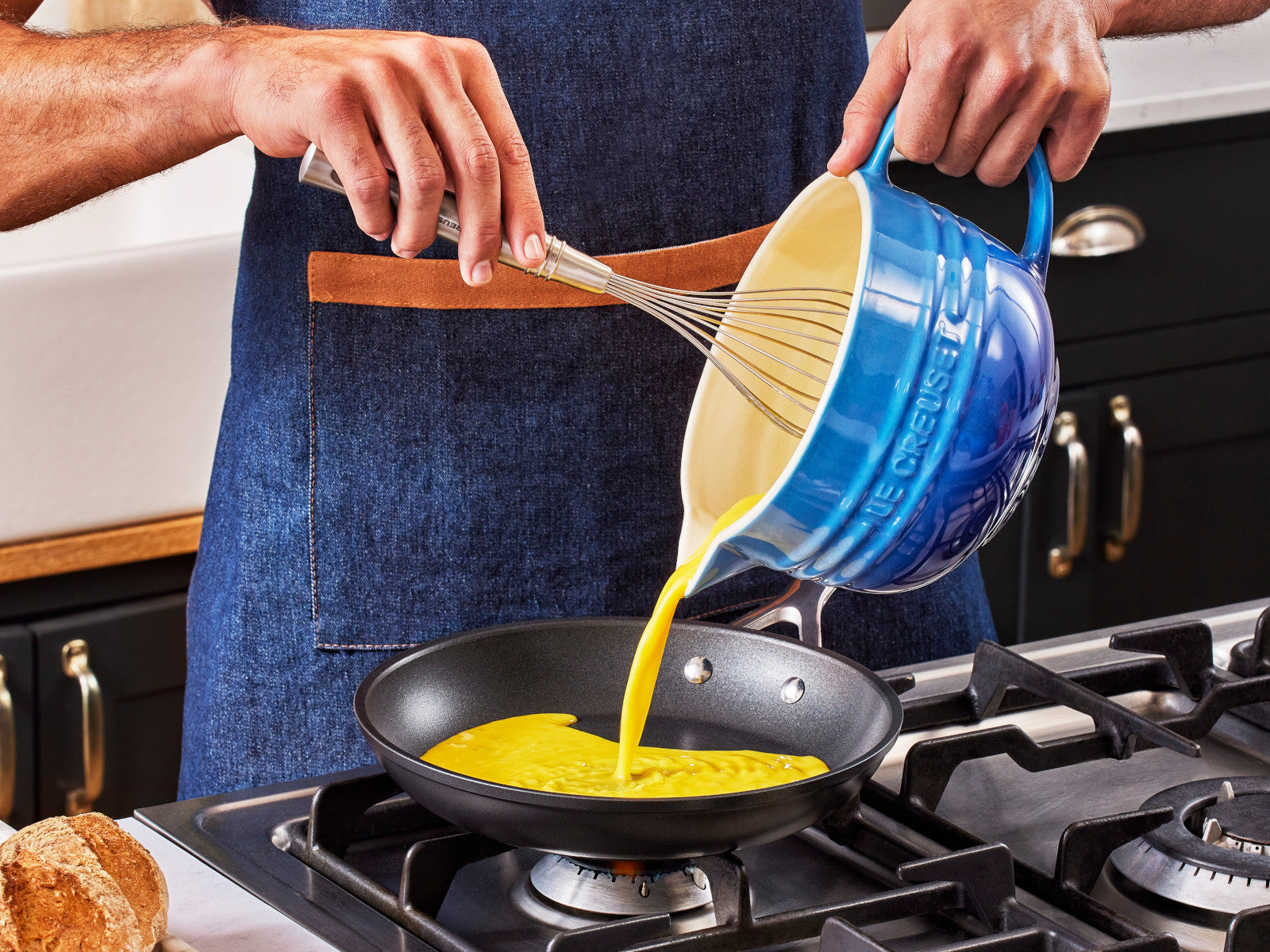Le Creuset Rührschüssel mit Henkel azure 2l Lifestyle 2