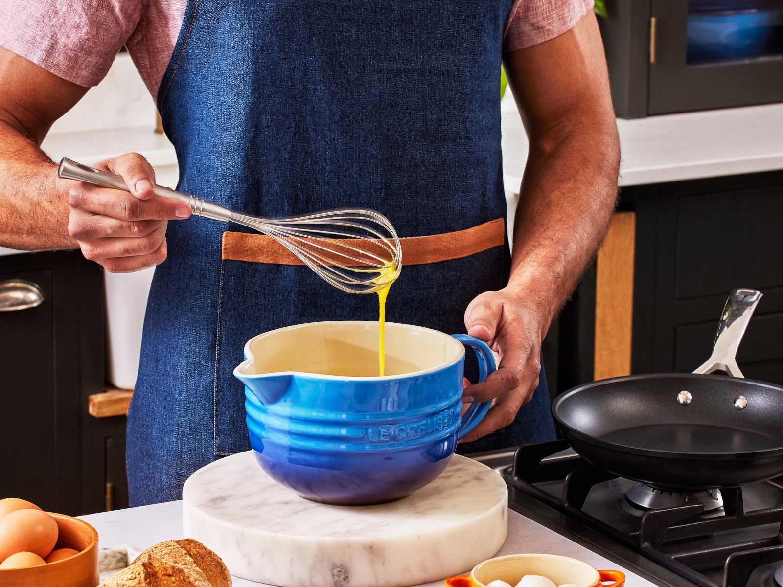 Le Creuset Rührschüssel mit Henkel azure 2l Lifestyle 3