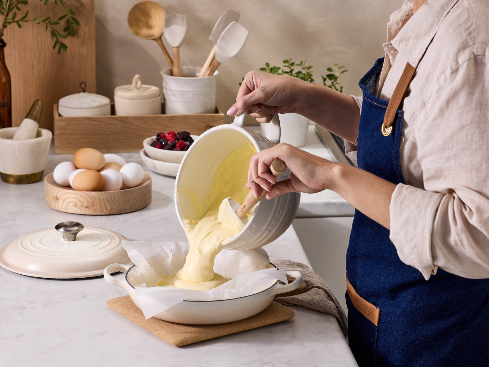 Le Creuset Rührschüssel mit Henkel meringue 2l Lifestyle 1