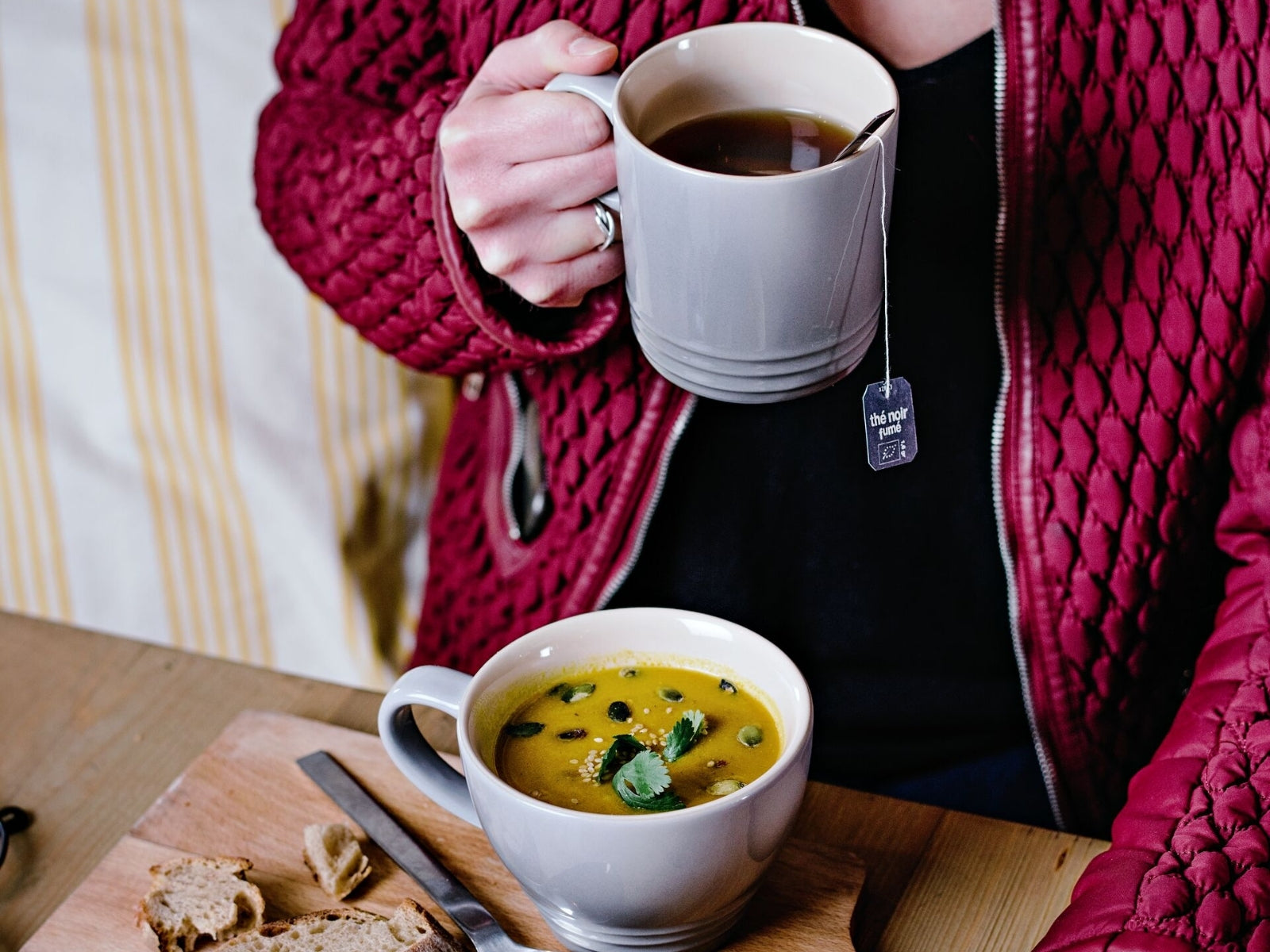 Le Creuset Becher mit Henkel perlgrau 0,2l Lifestyle 3