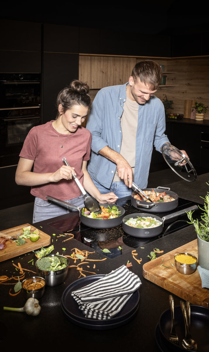 Rösle EBONIC ProNero Servierpfanne mit Glasdeckel 28cm Lifestyle